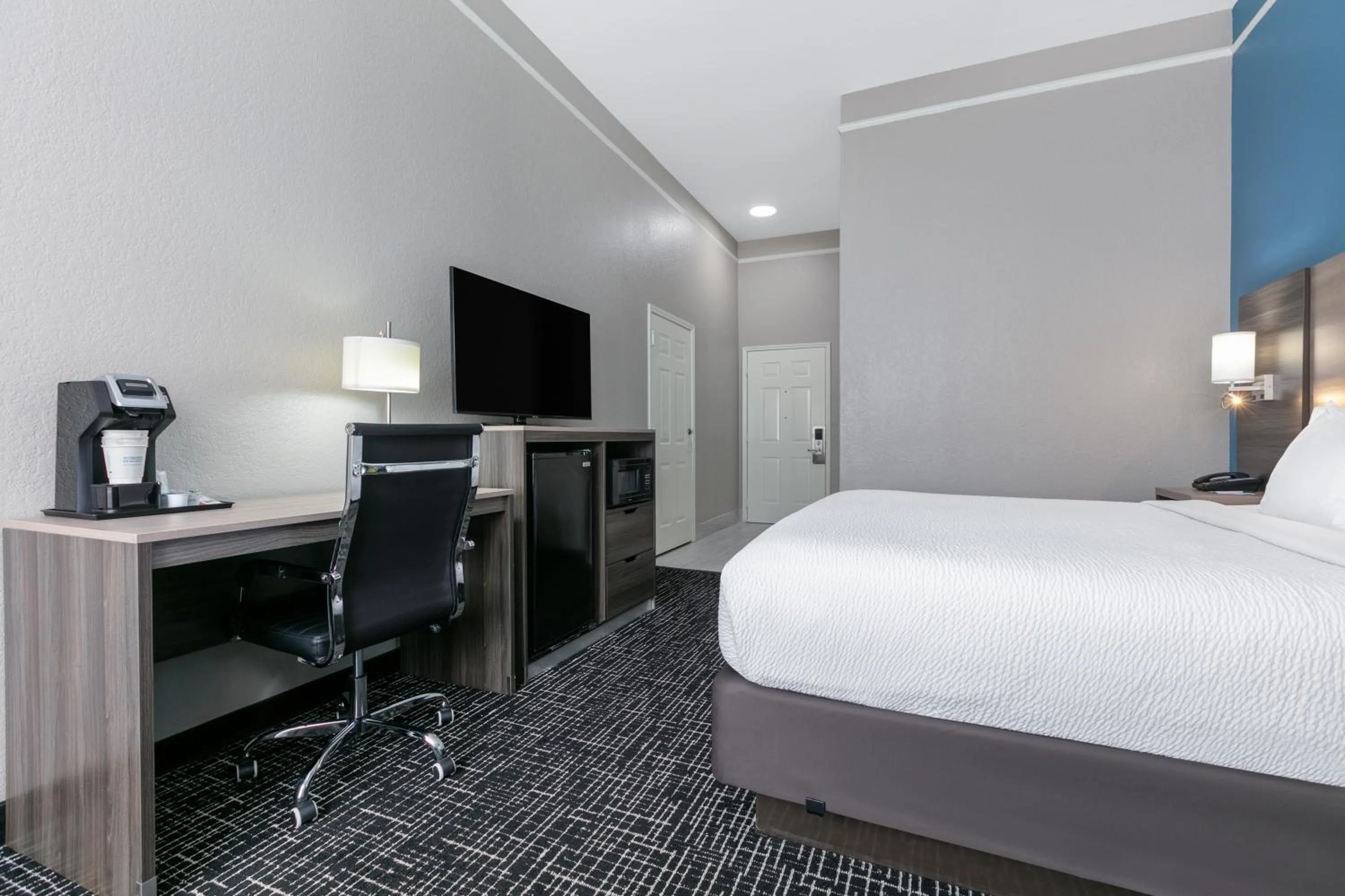 Bedroom, Bed in La Quinta by Wyndham Weatherford