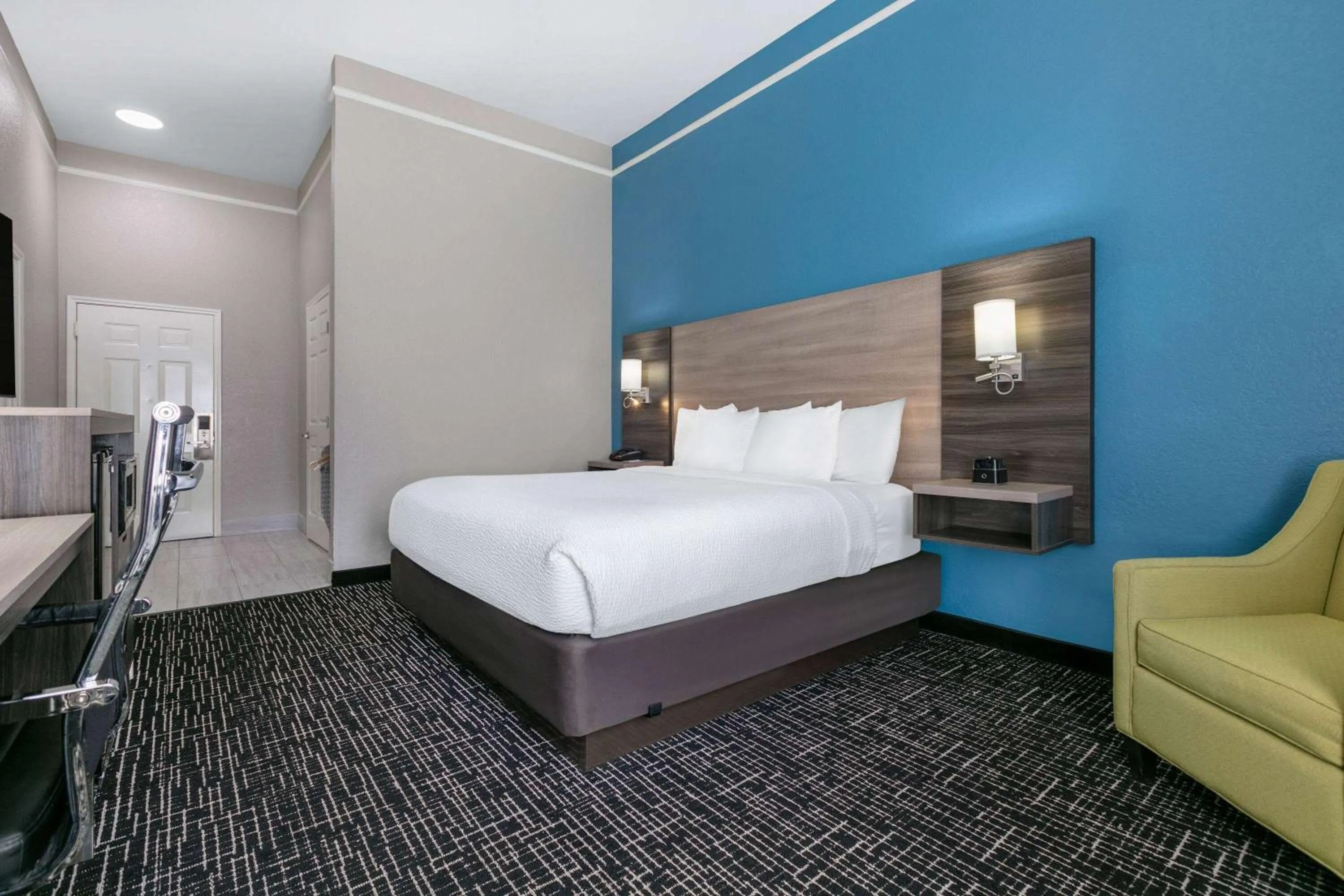 Photo of the whole room, Bed in La Quinta by Wyndham Weatherford