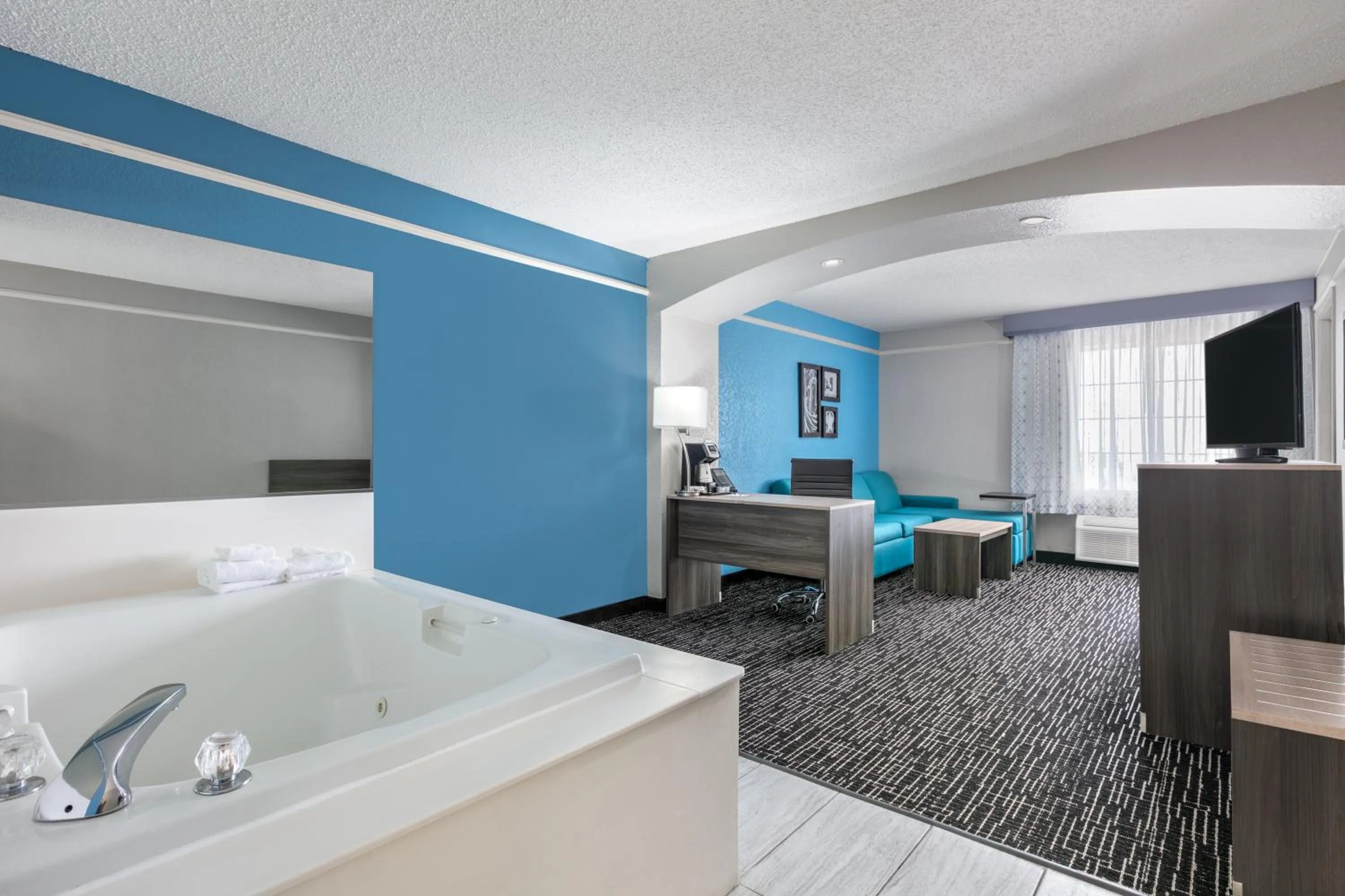 TV and multimedia, Bed in La Quinta by Wyndham Weatherford