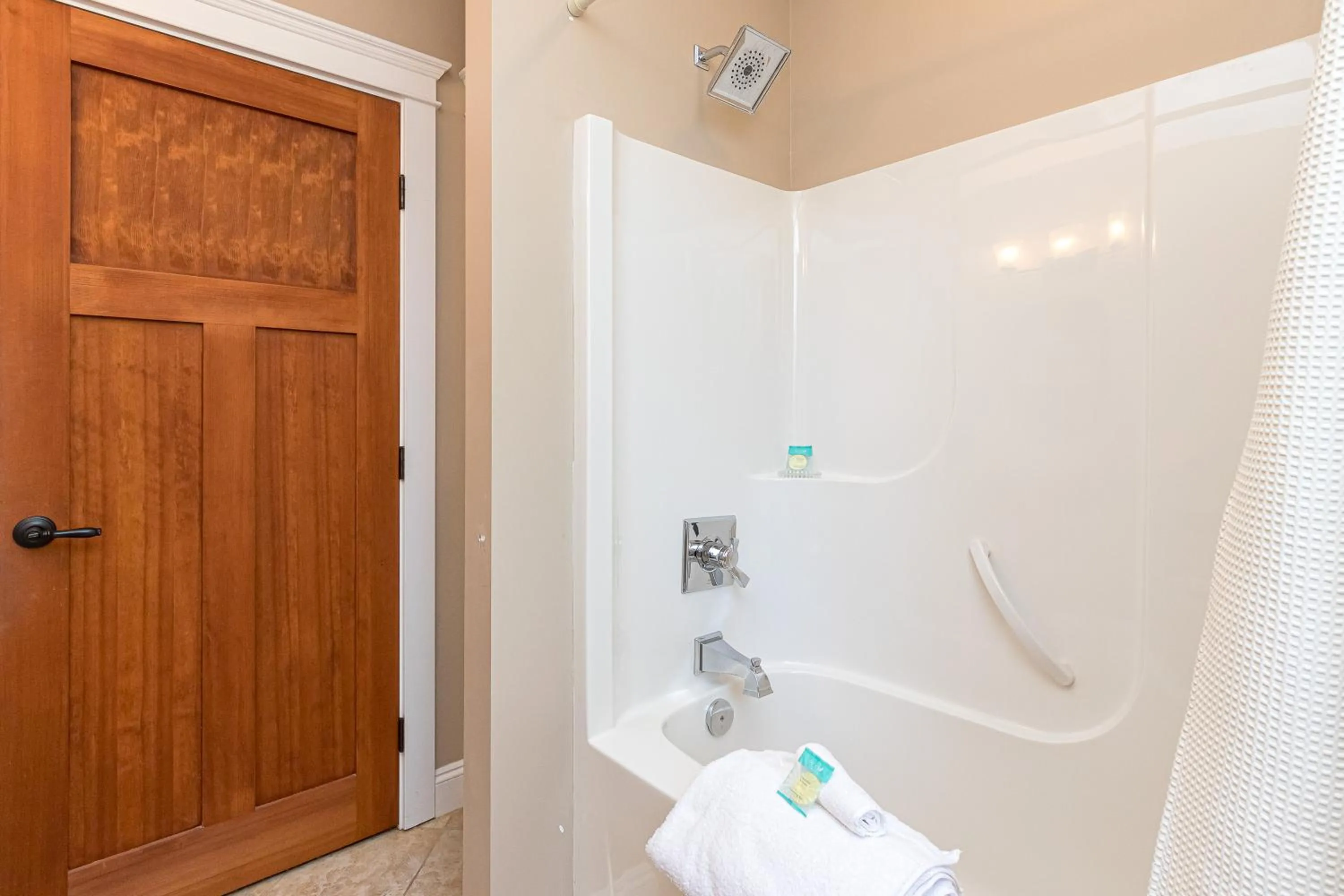 Bath in Shawnigan Suite B & B