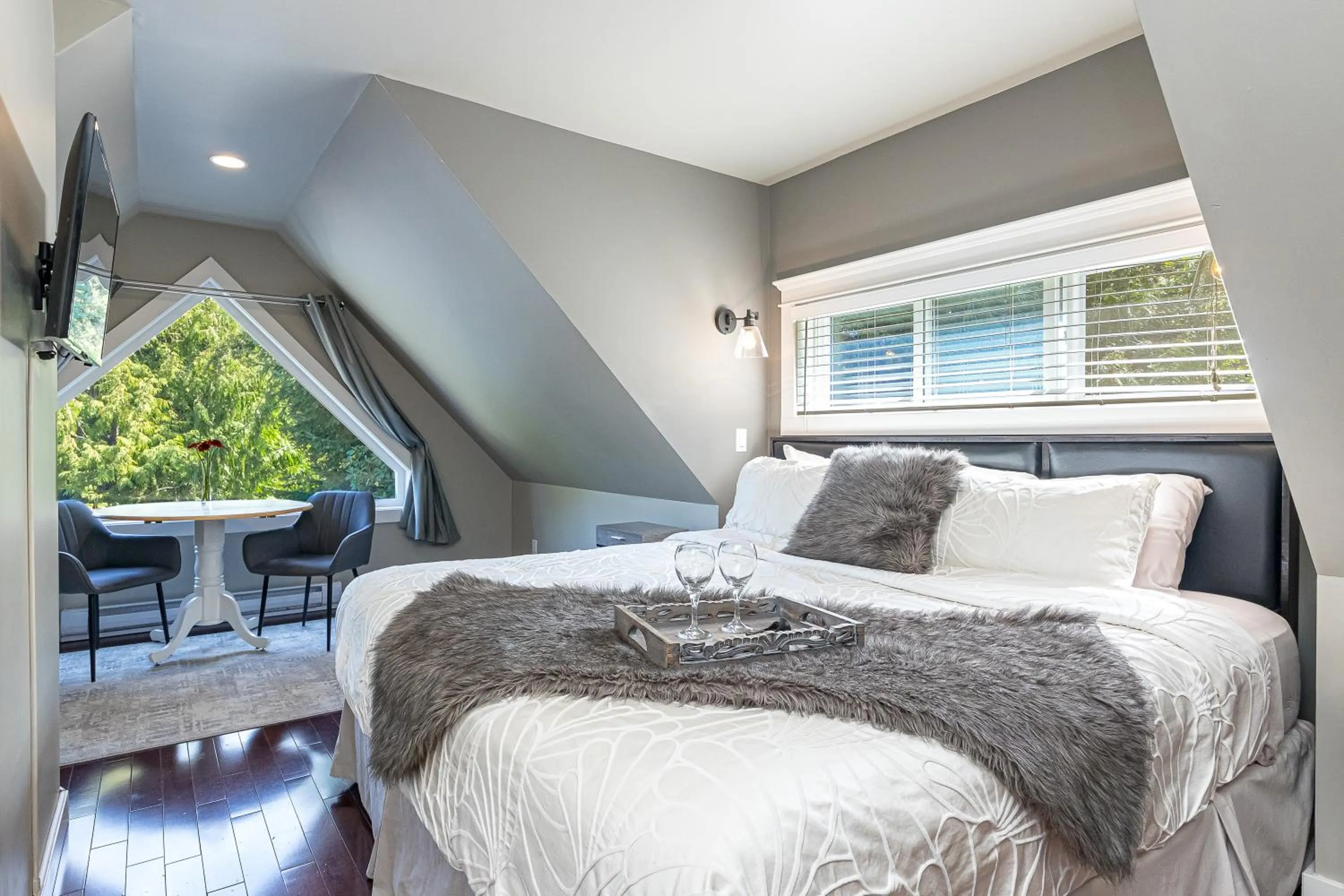 Bed in Shawnigan Suite B & B