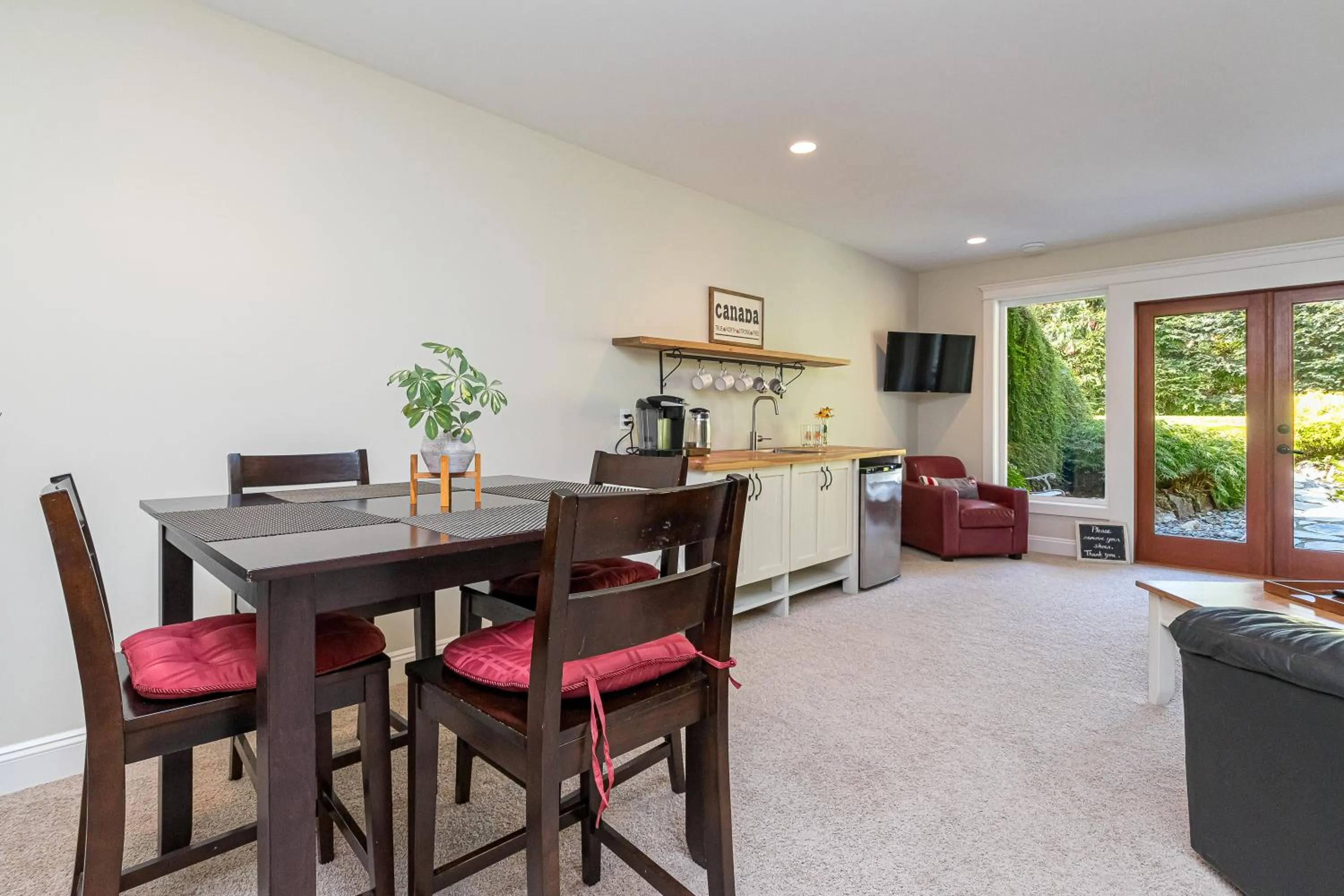 TV and multimedia in Shawnigan Suite B & B