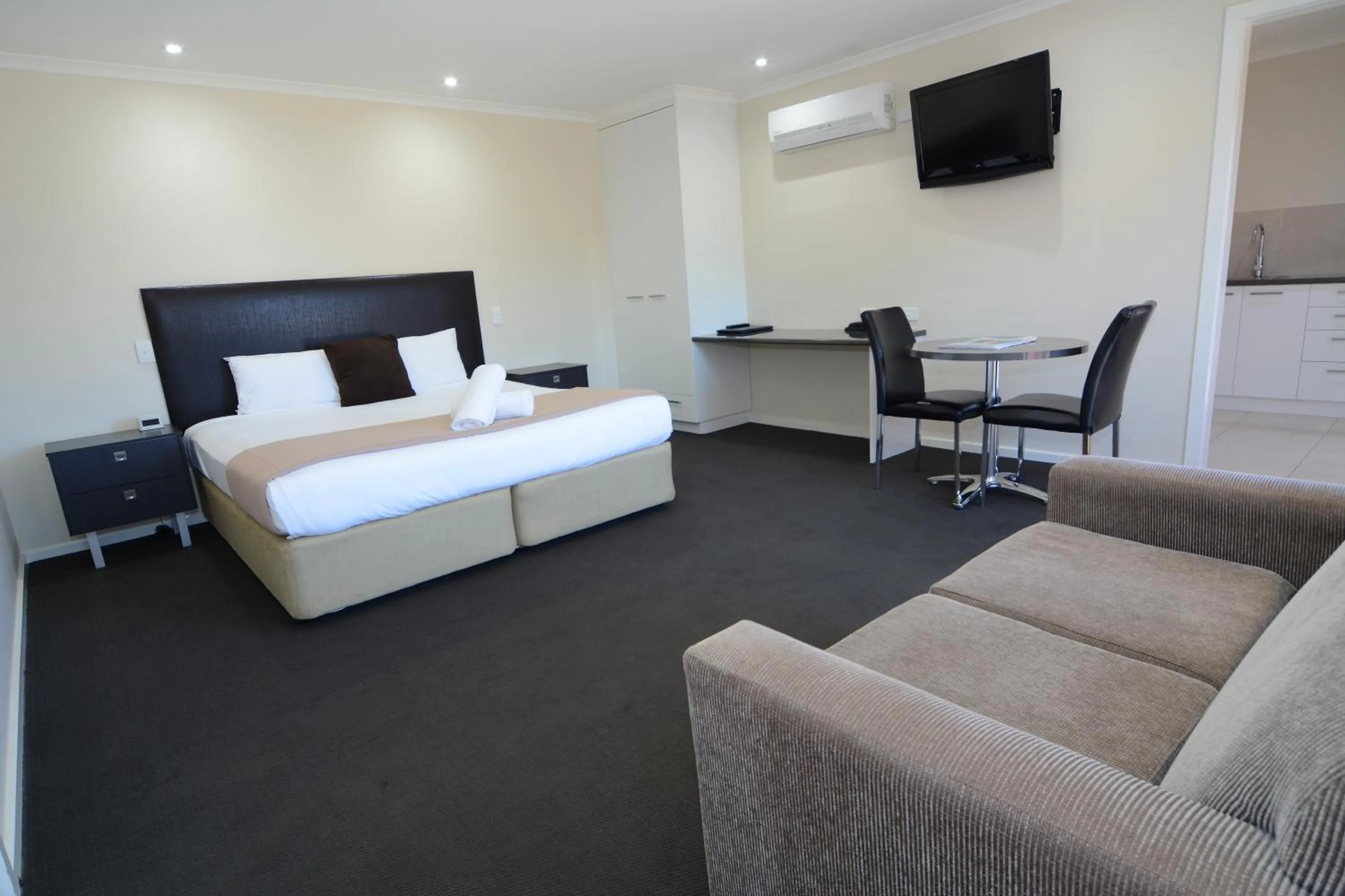 Seating area, Bed in City Centre Motel