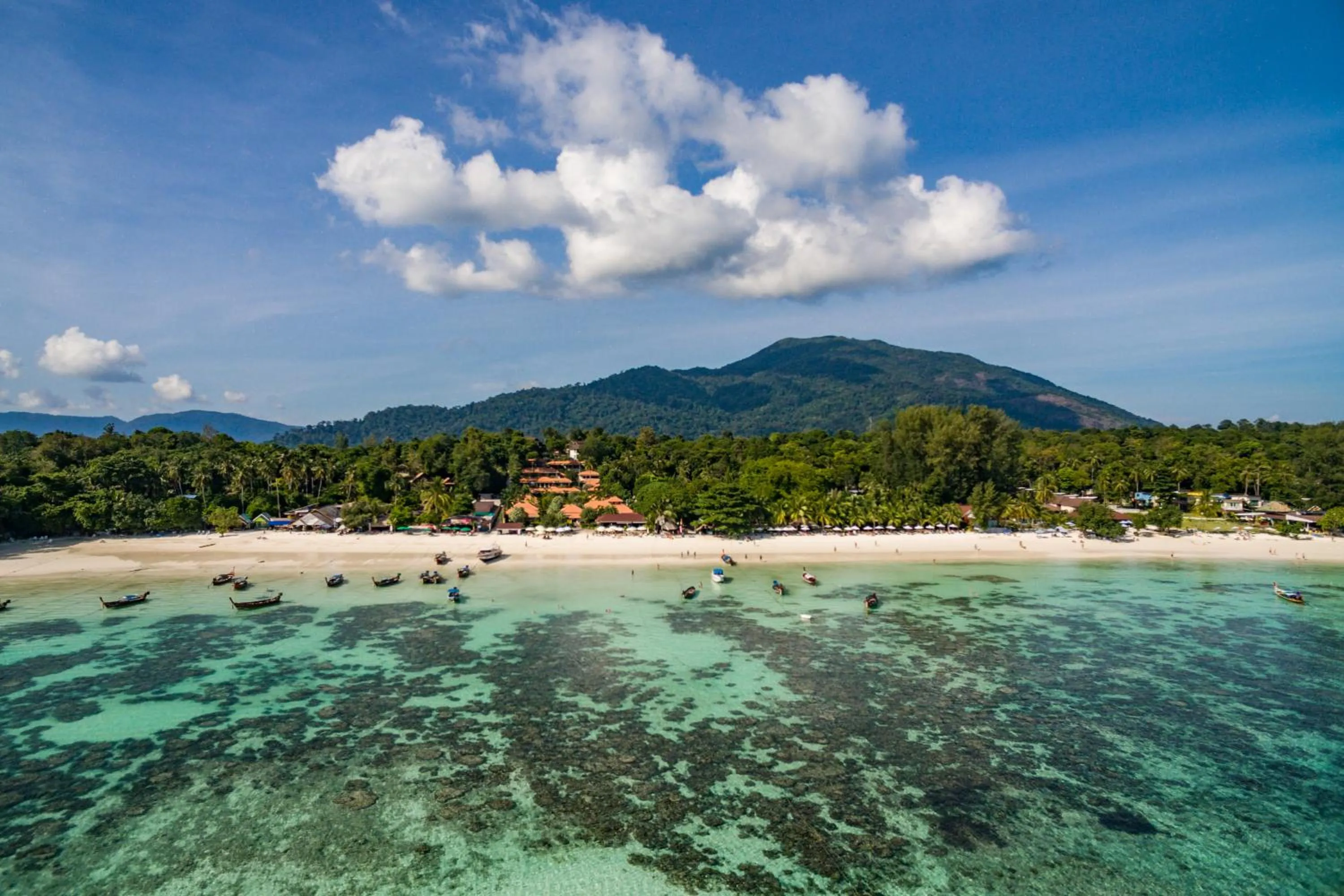 Beach in Forra Dive Resort Pattaya Beach