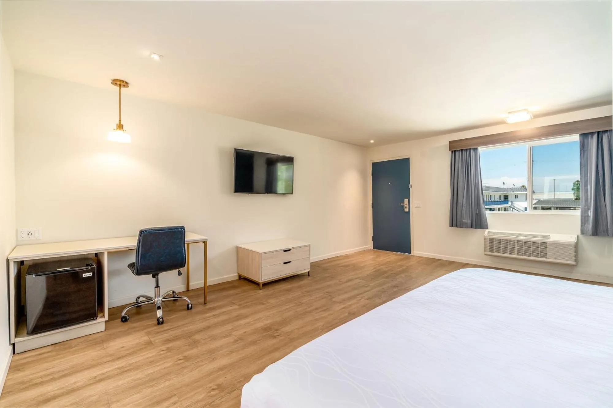 TV and multimedia, Bed in Trend Hotel at LAX Airport