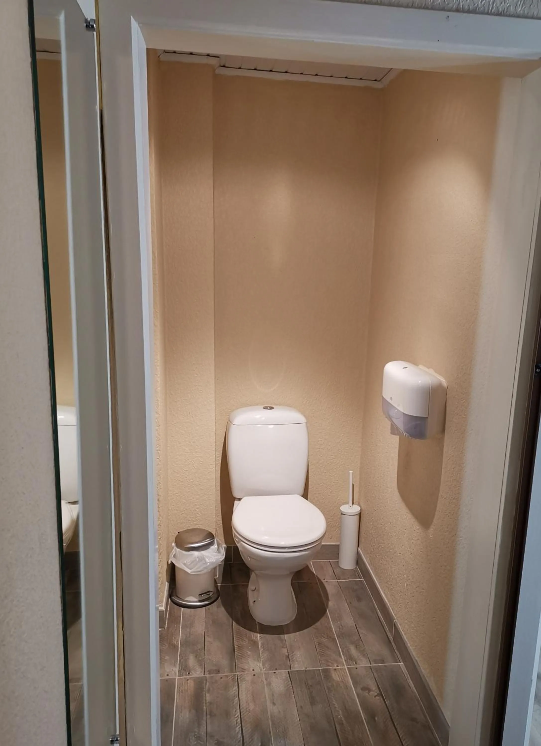 Toilet in Hôtel La Côte d'Or