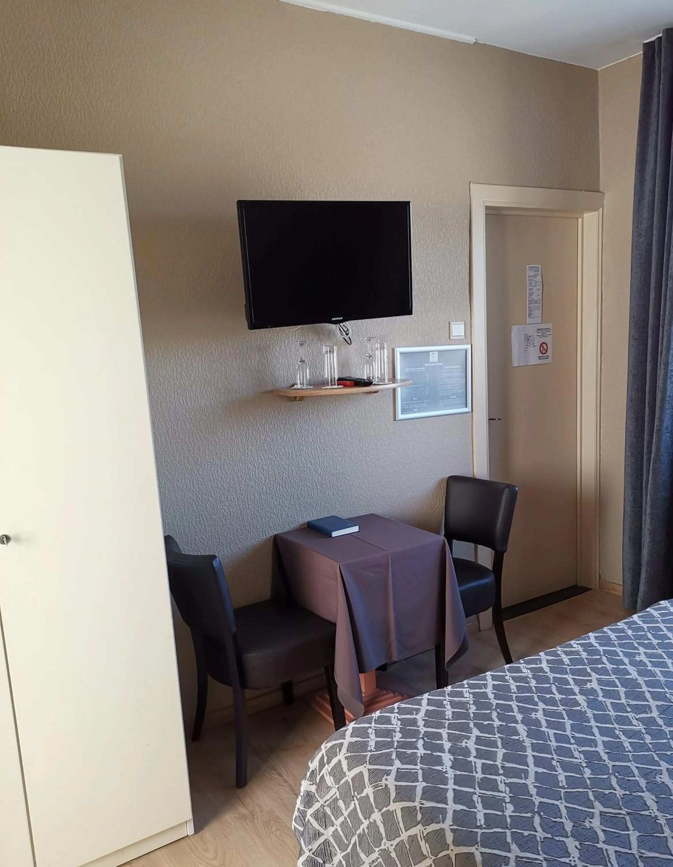 TV and multimedia, Bed in Hôtel La Côte d'Or