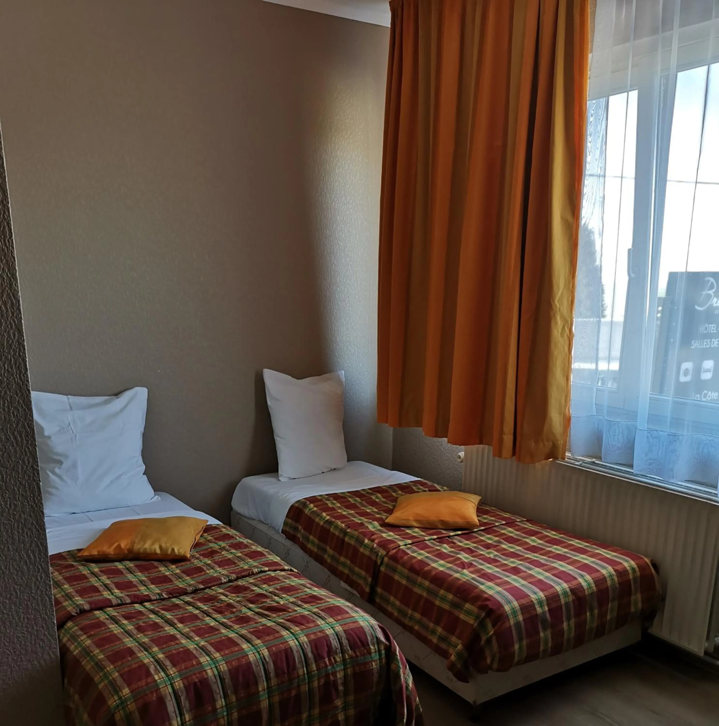 Bedroom, Bed in Hôtel La Côte d'Or