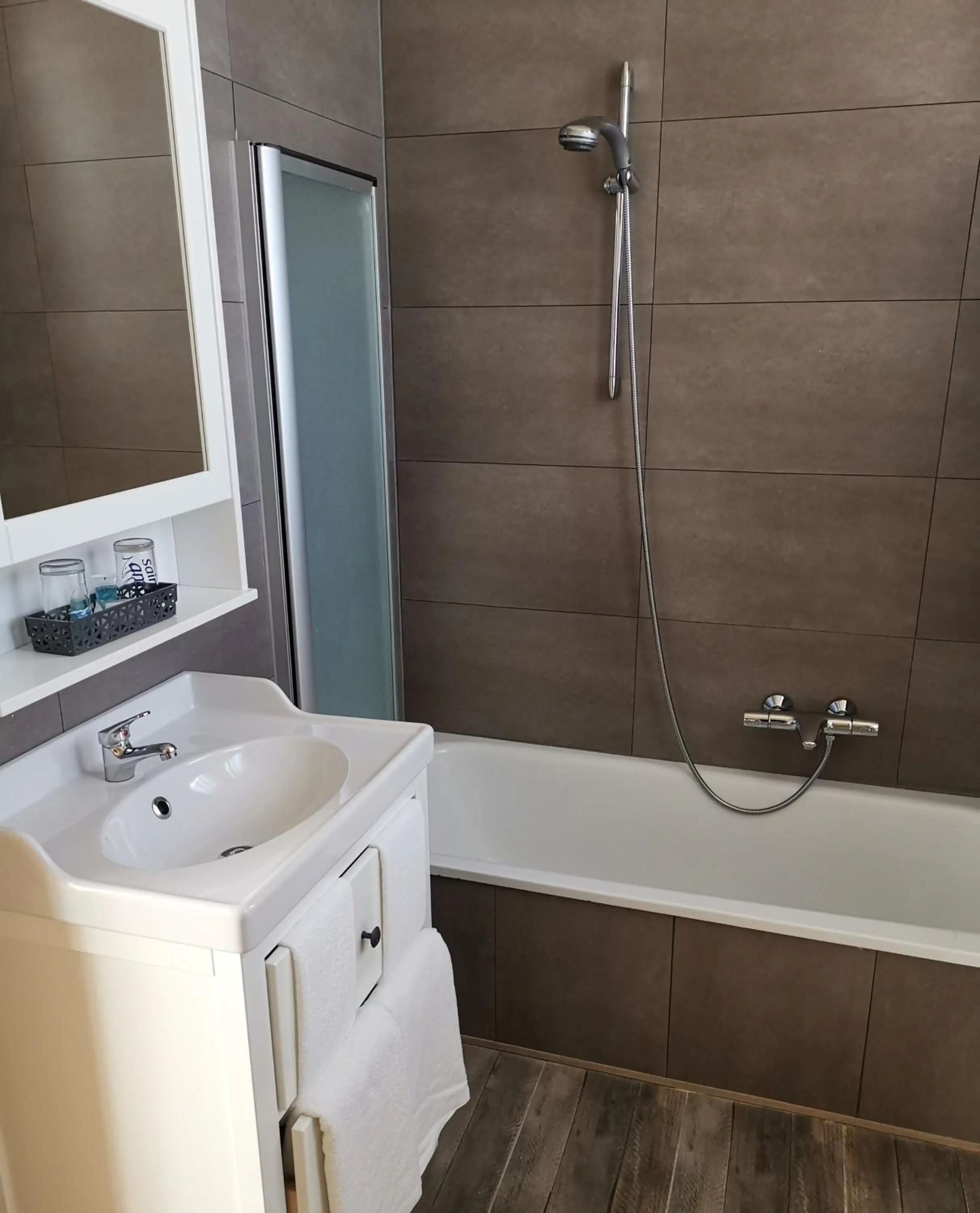 Bath in Hôtel La Côte d'Or