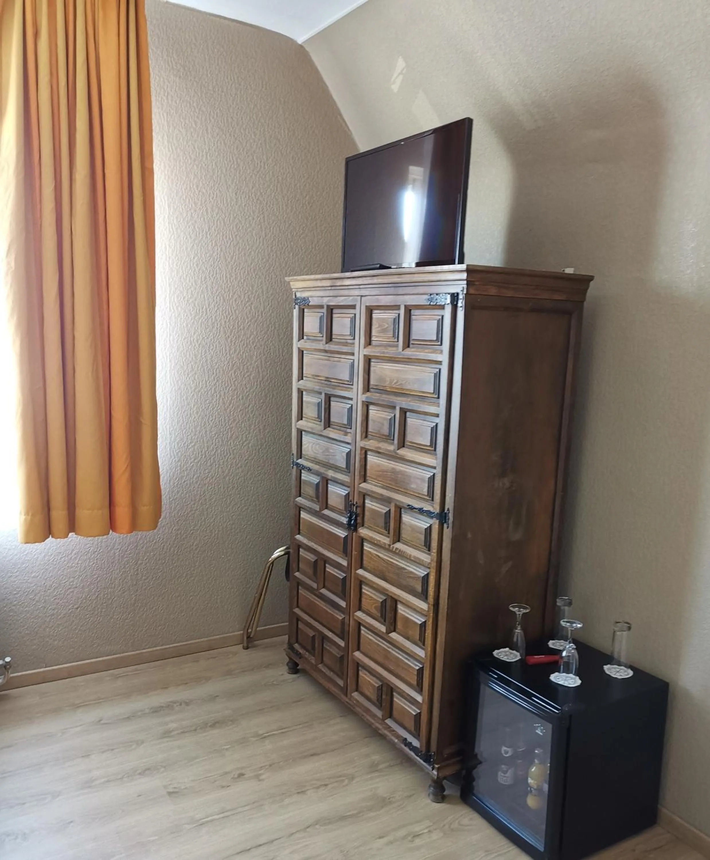 TV and multimedia in Hôtel La Côte d'Or