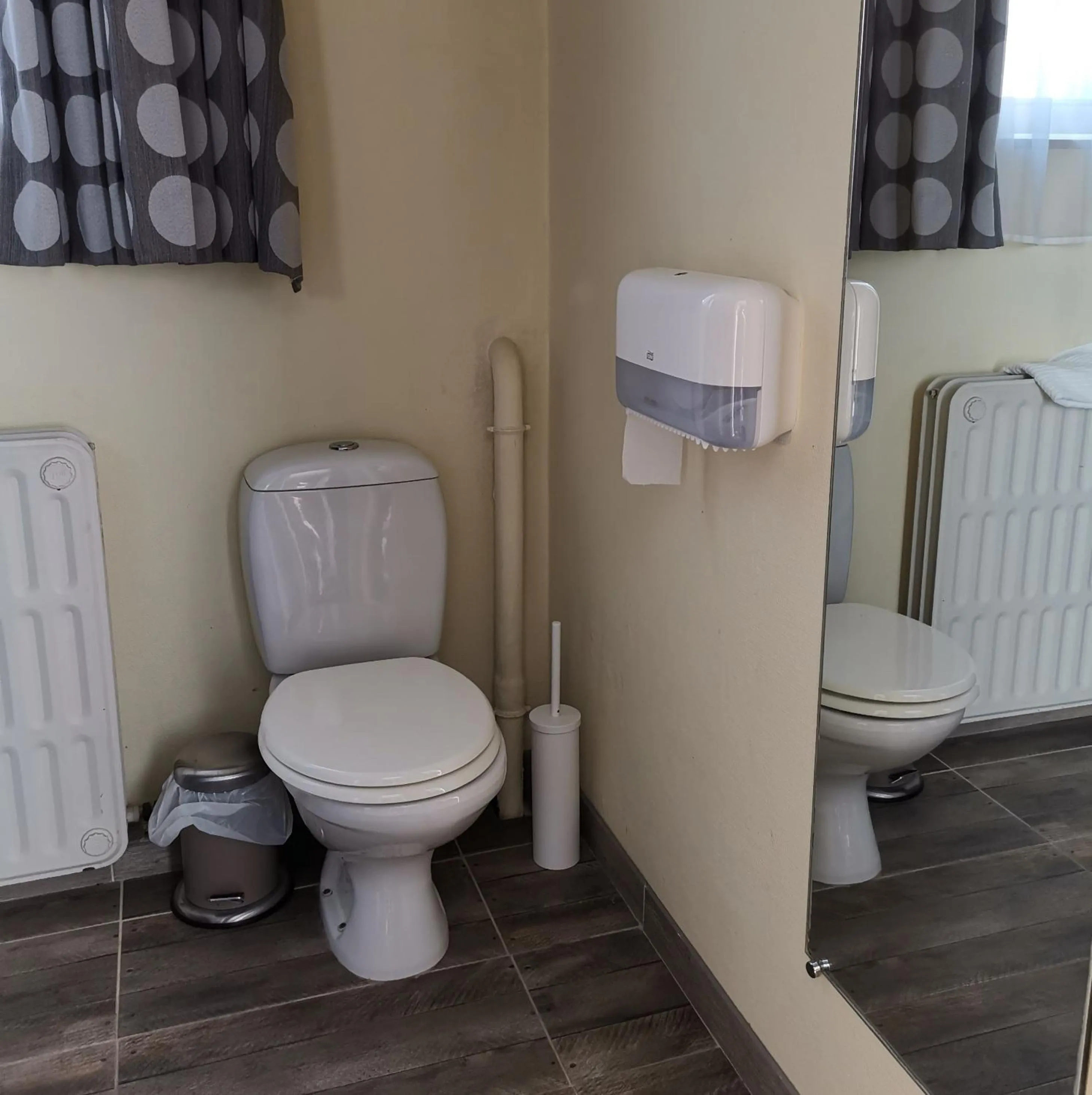 Toilet in Hôtel La Côte d'Or