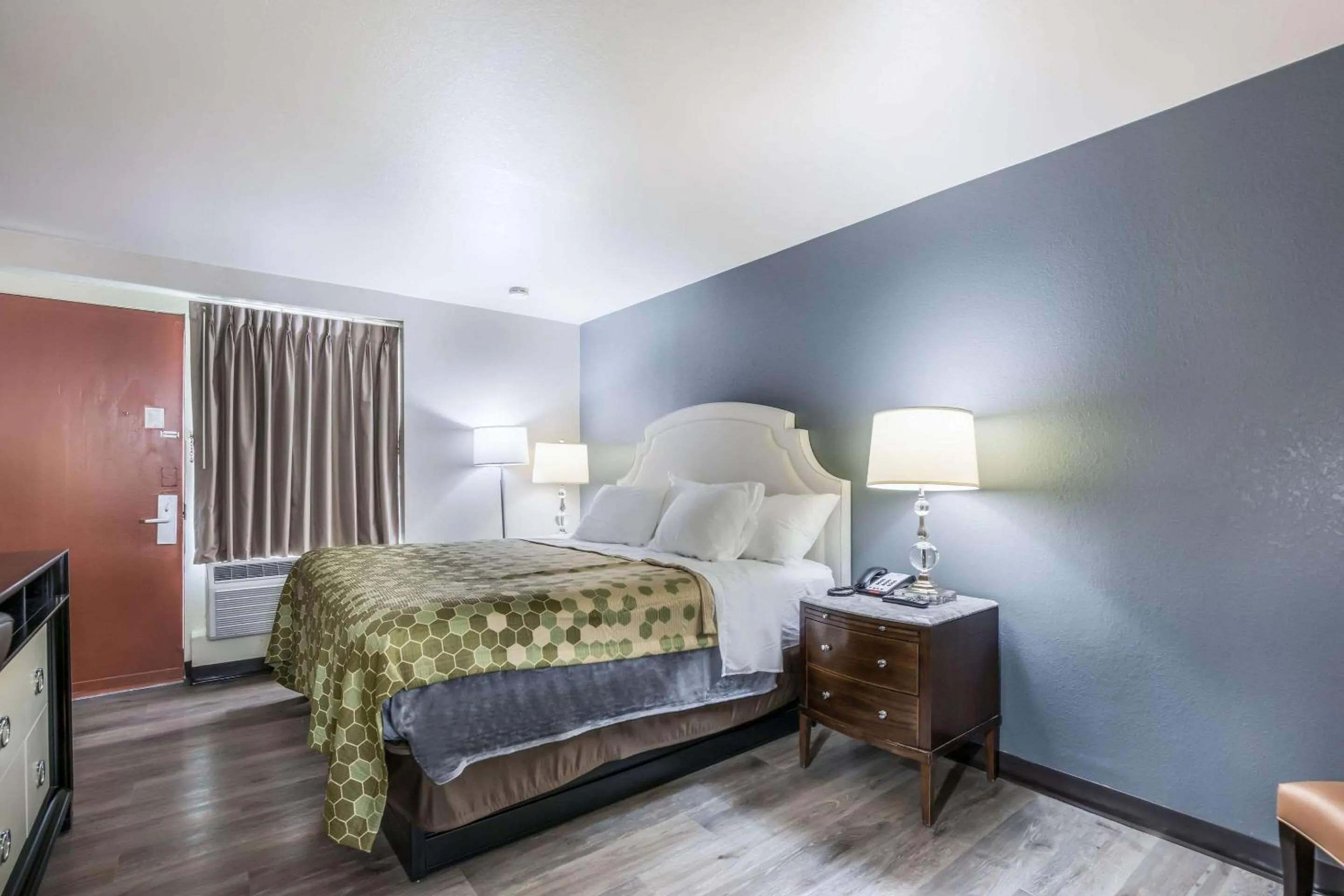 Bedroom, Bed in Econo Lodge Neenah