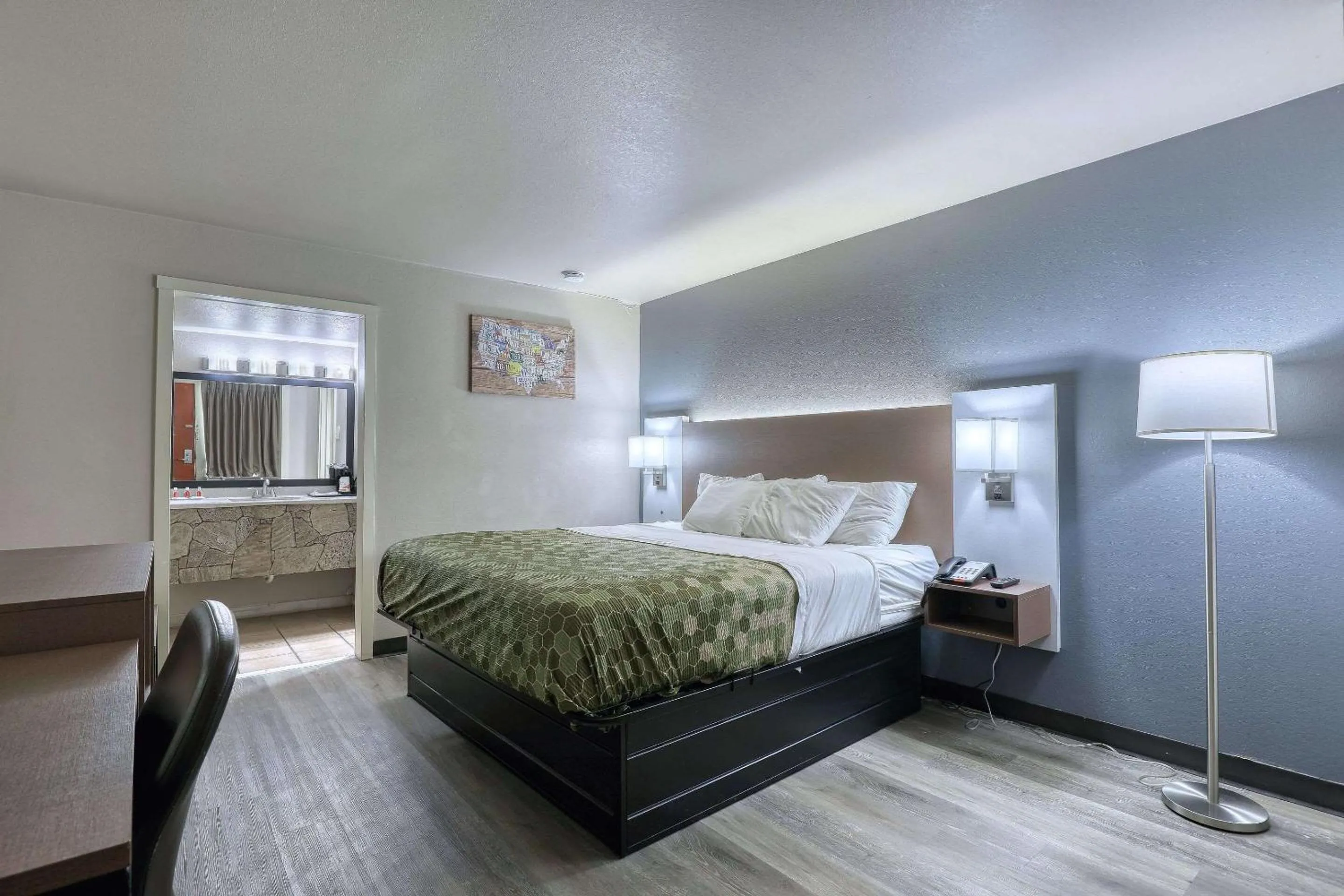 Bedroom, Bed in Econo Lodge Neenah