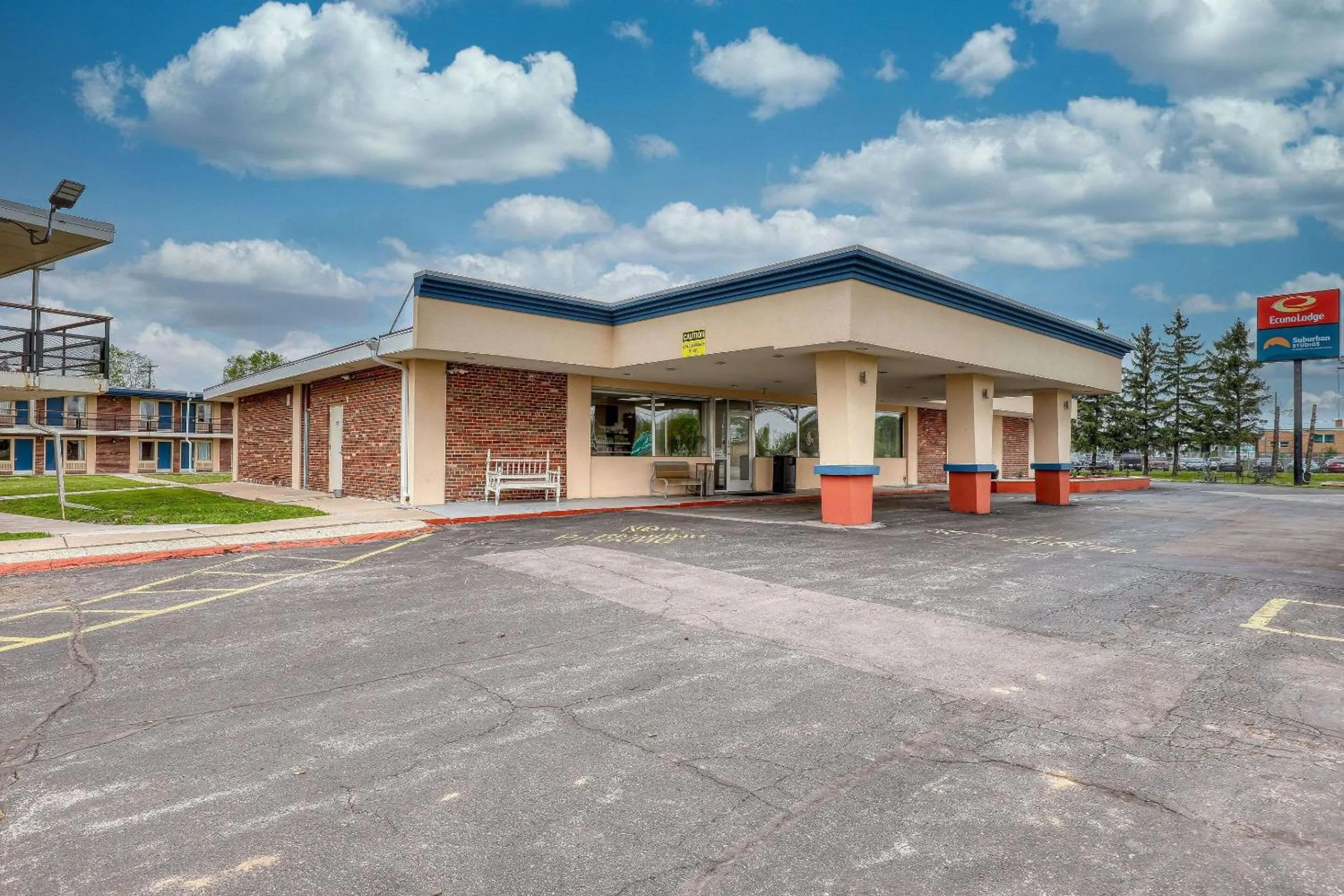Property building in Econo Lodge Neenah