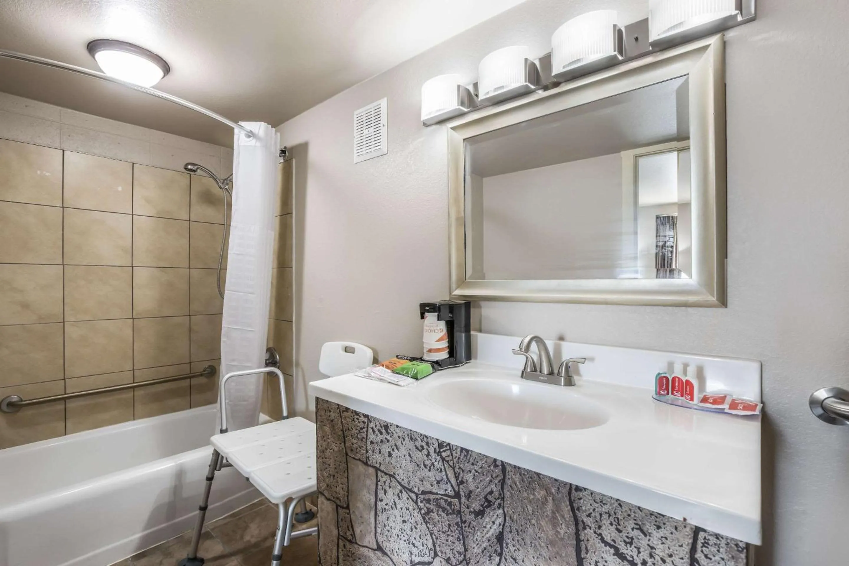 Bedroom in Econo Lodge Neenah