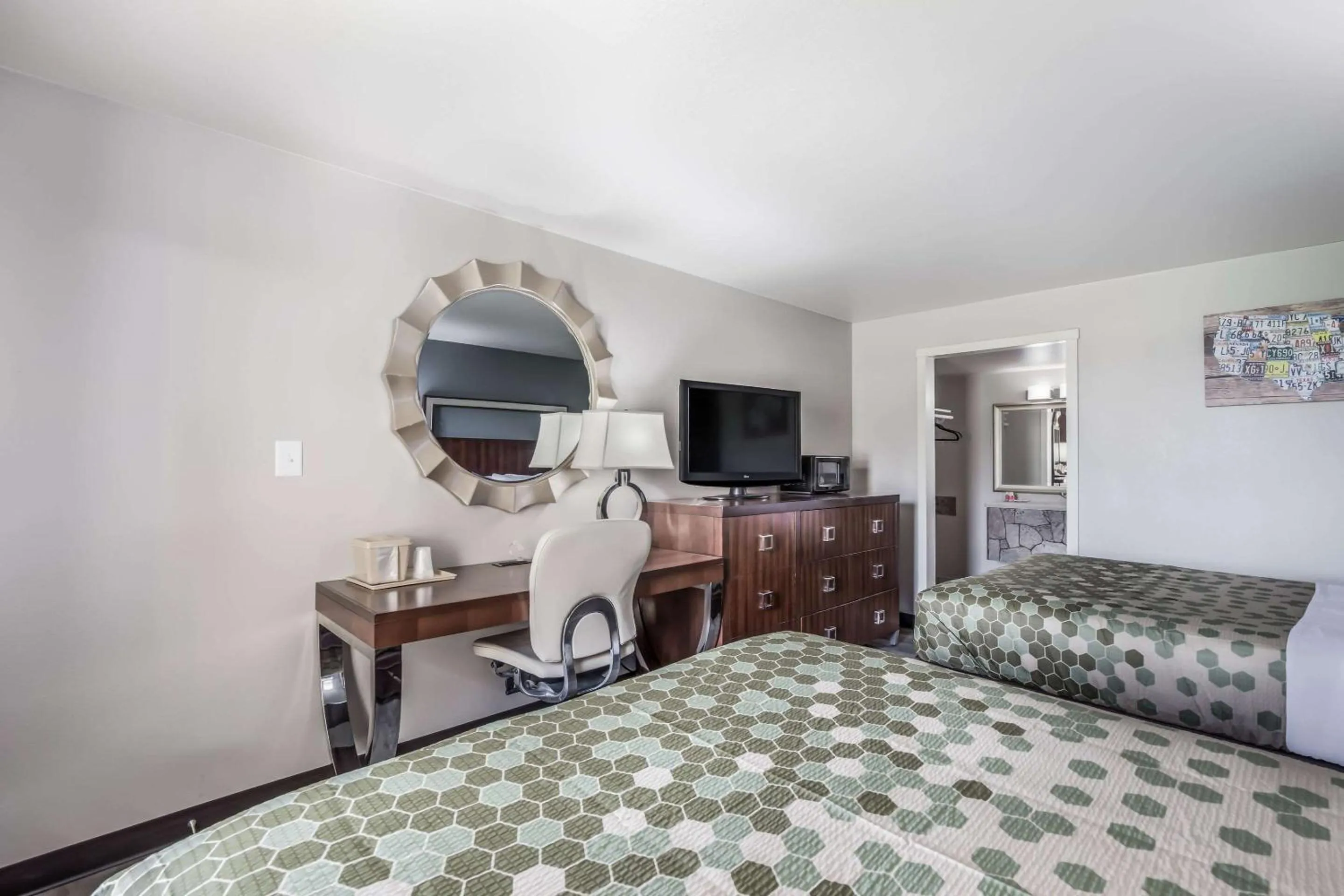 Bedroom, Bed in Econo Lodge Neenah