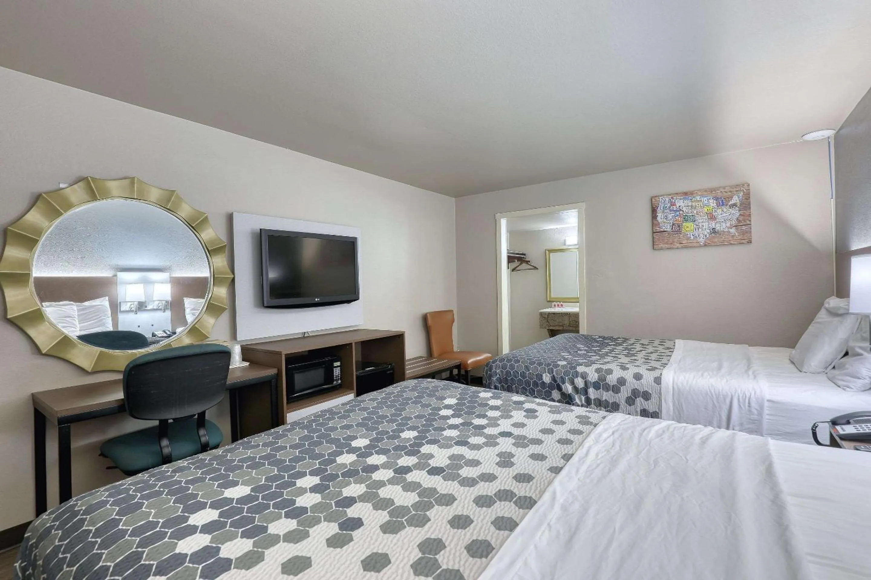 Bedroom, Bed in Econo Lodge Neenah