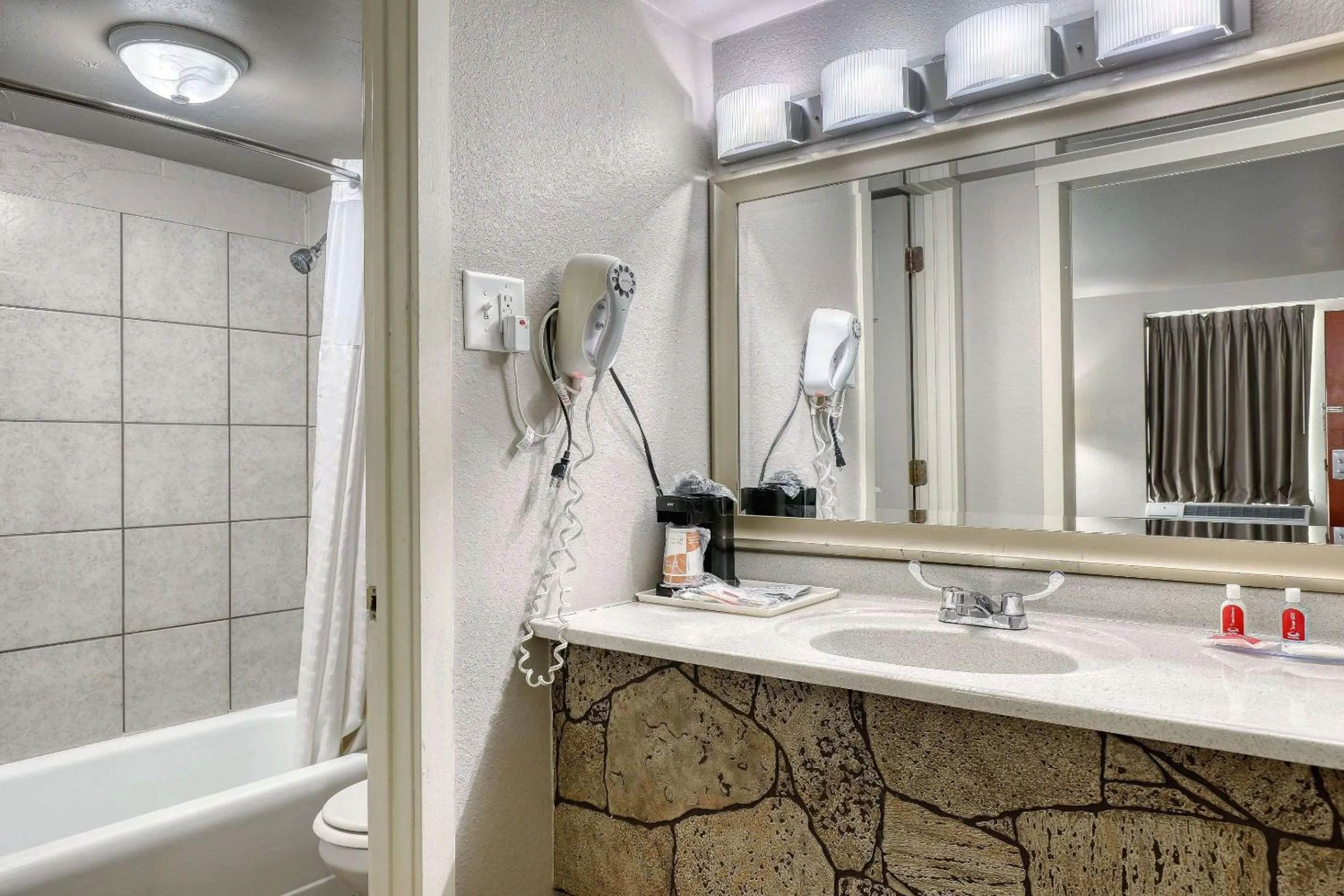 Bedroom in Econo Lodge Neenah