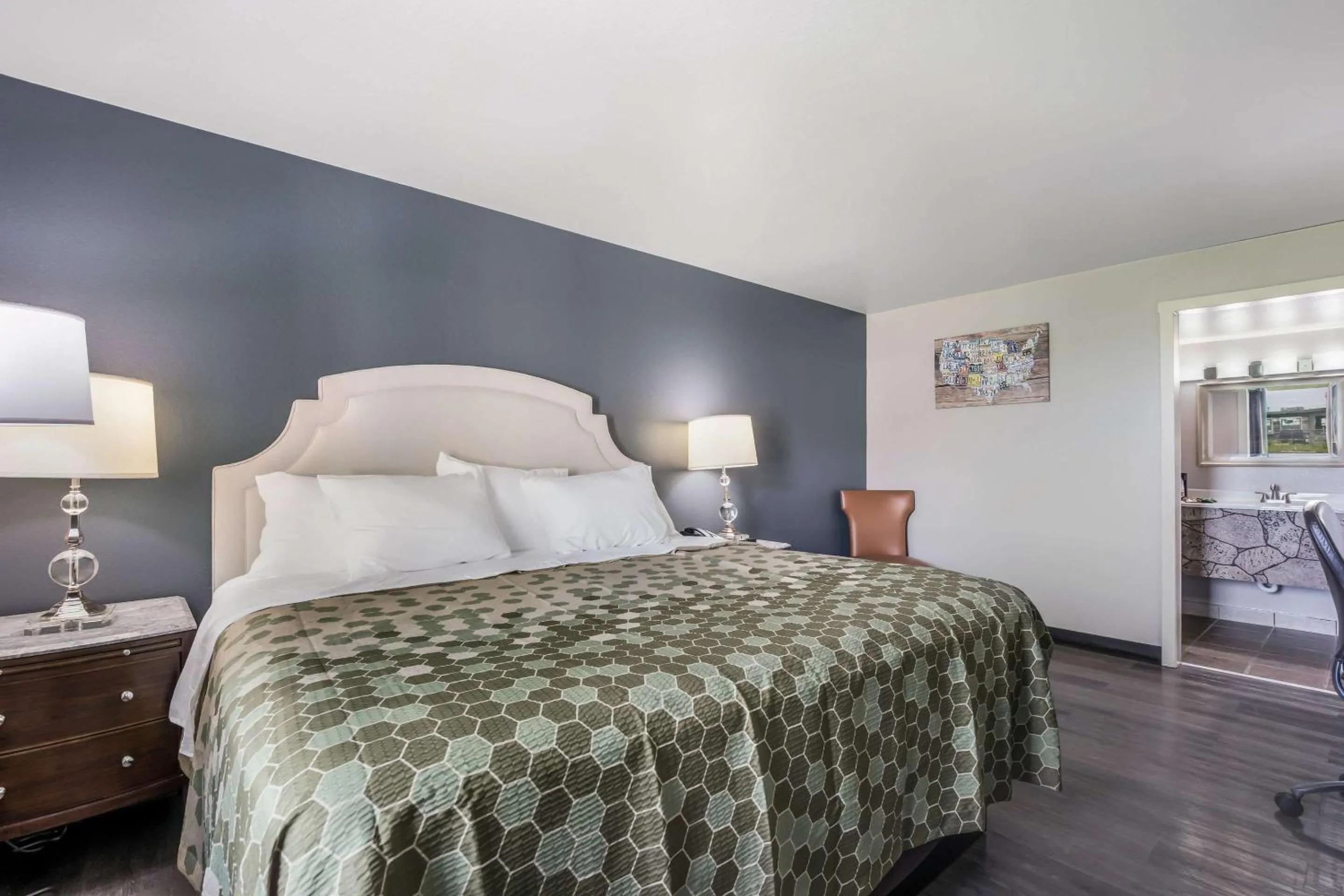 Bedroom, Bed in Econo Lodge Neenah