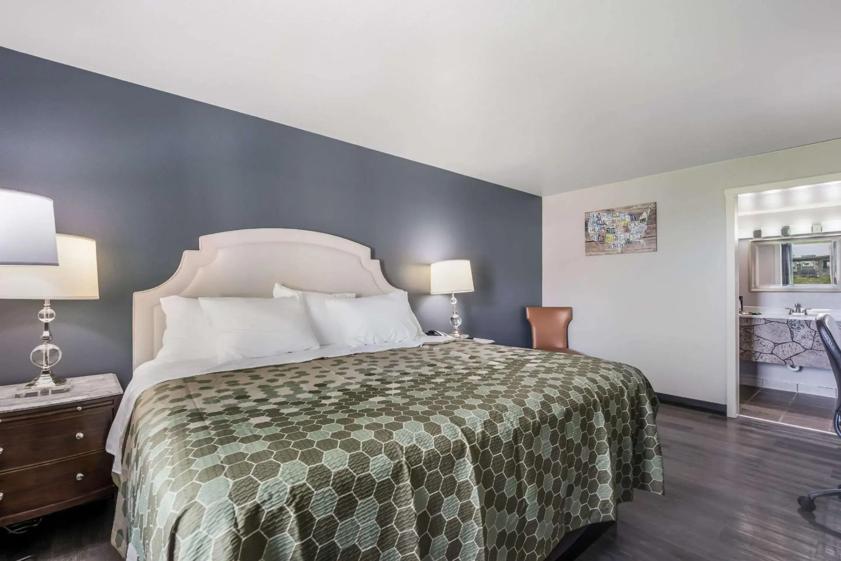 Standard King Room - Non-Smoking in Econo Lodge Neenah Standard King Room - Non-Smoking in Econo Lodge Neenah