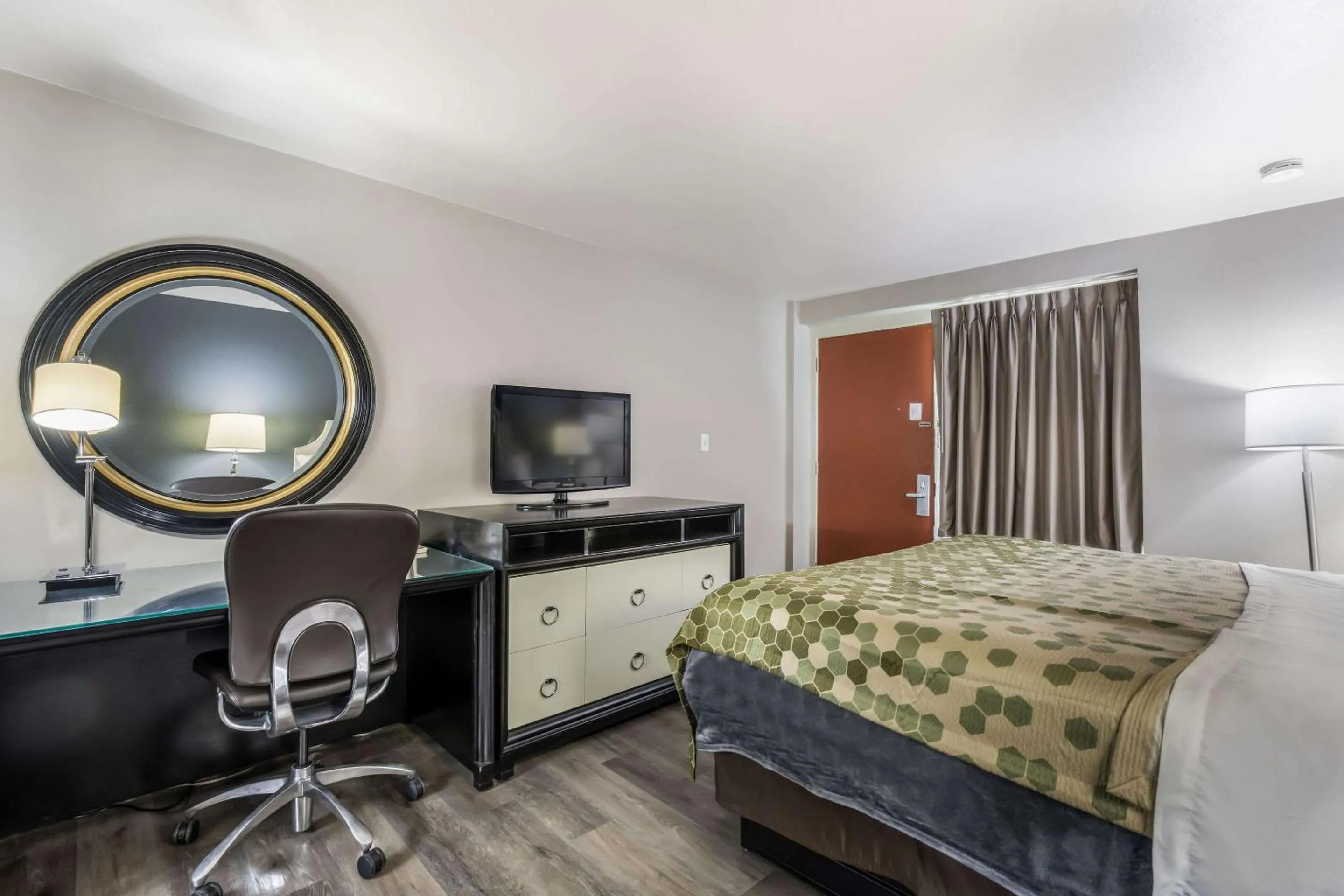 Bedroom, Bed in Econo Lodge Neenah