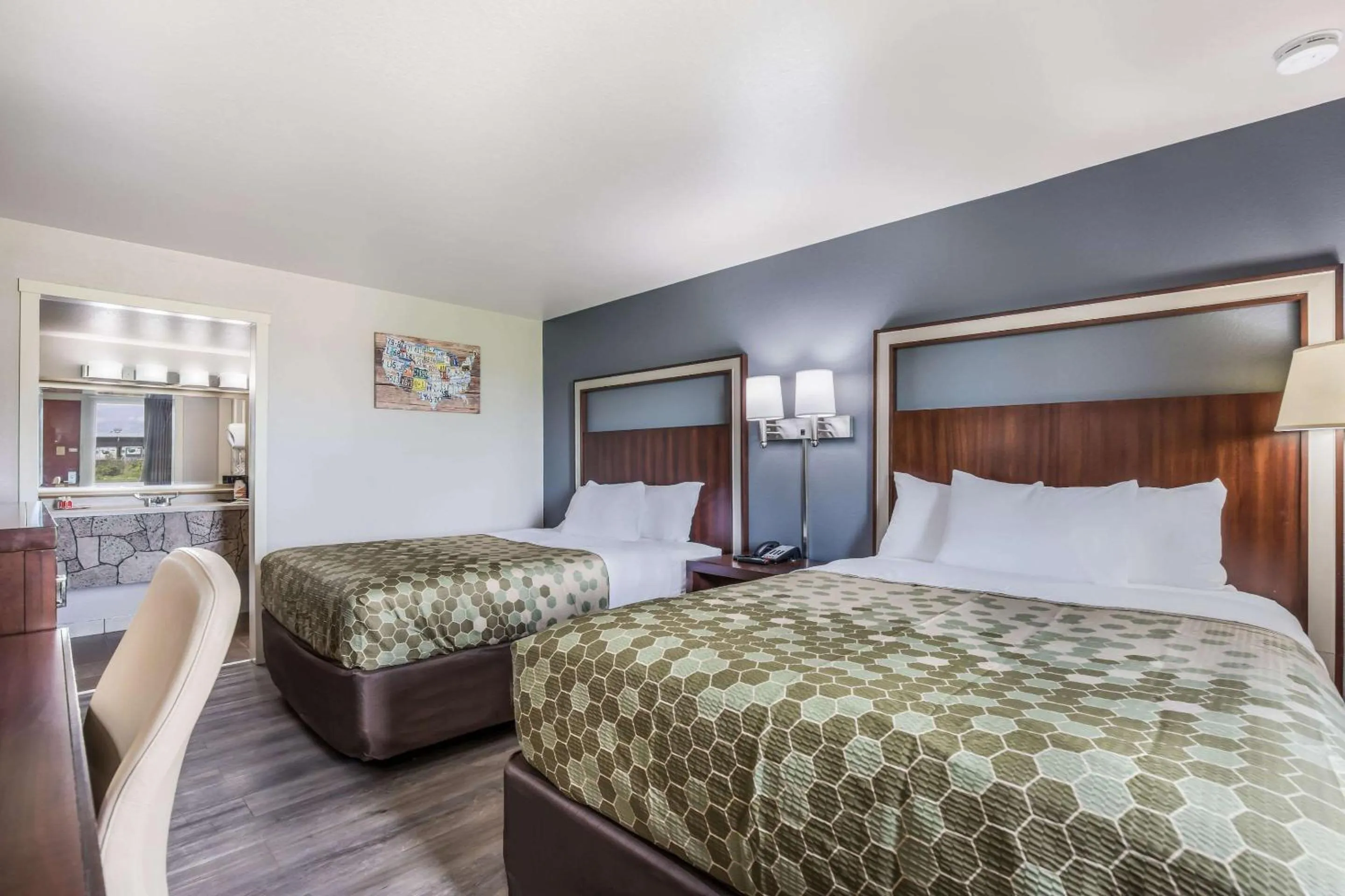 Bedroom, Bed in Econo Lodge Neenah