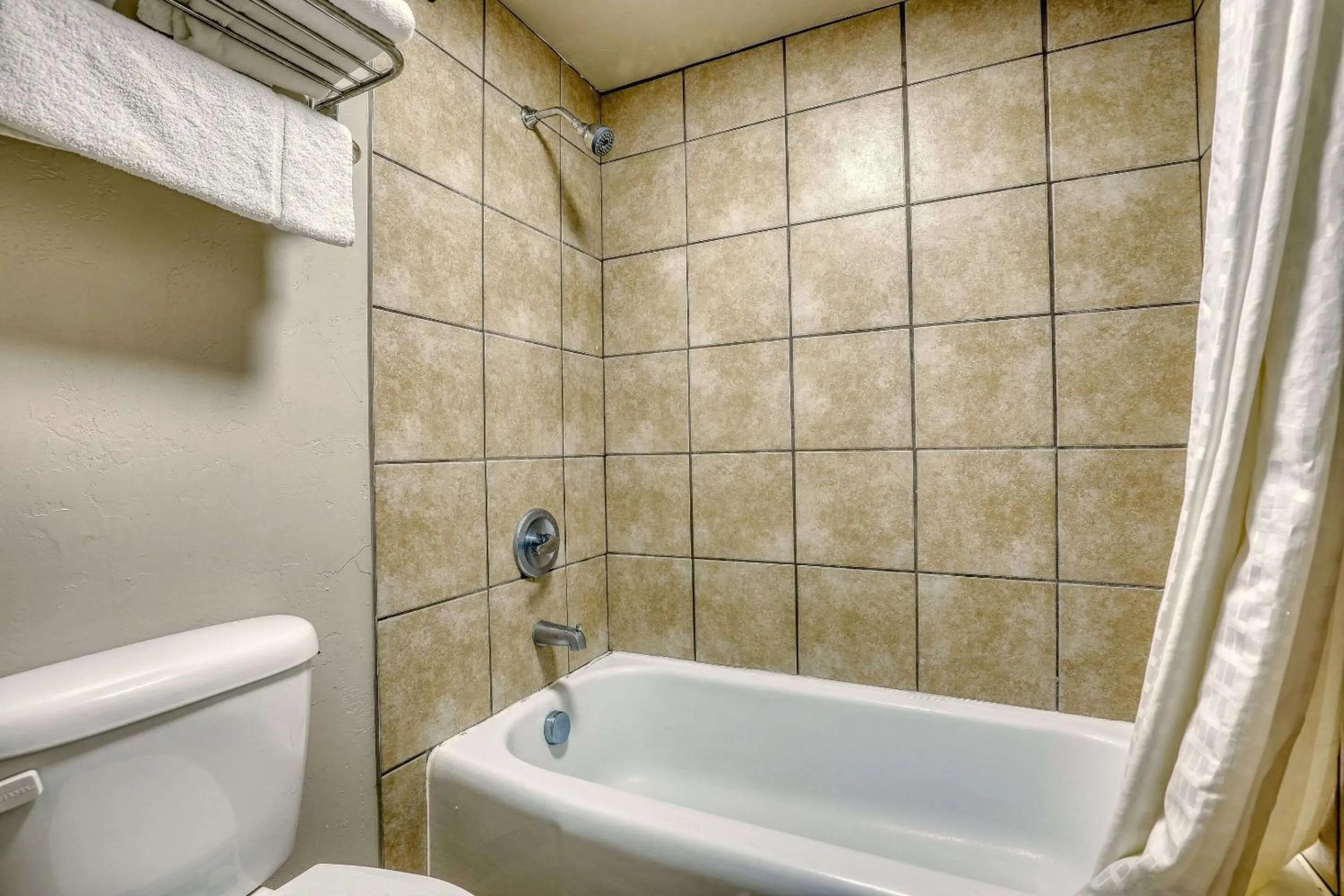 Bedroom in Econo Lodge Neenah