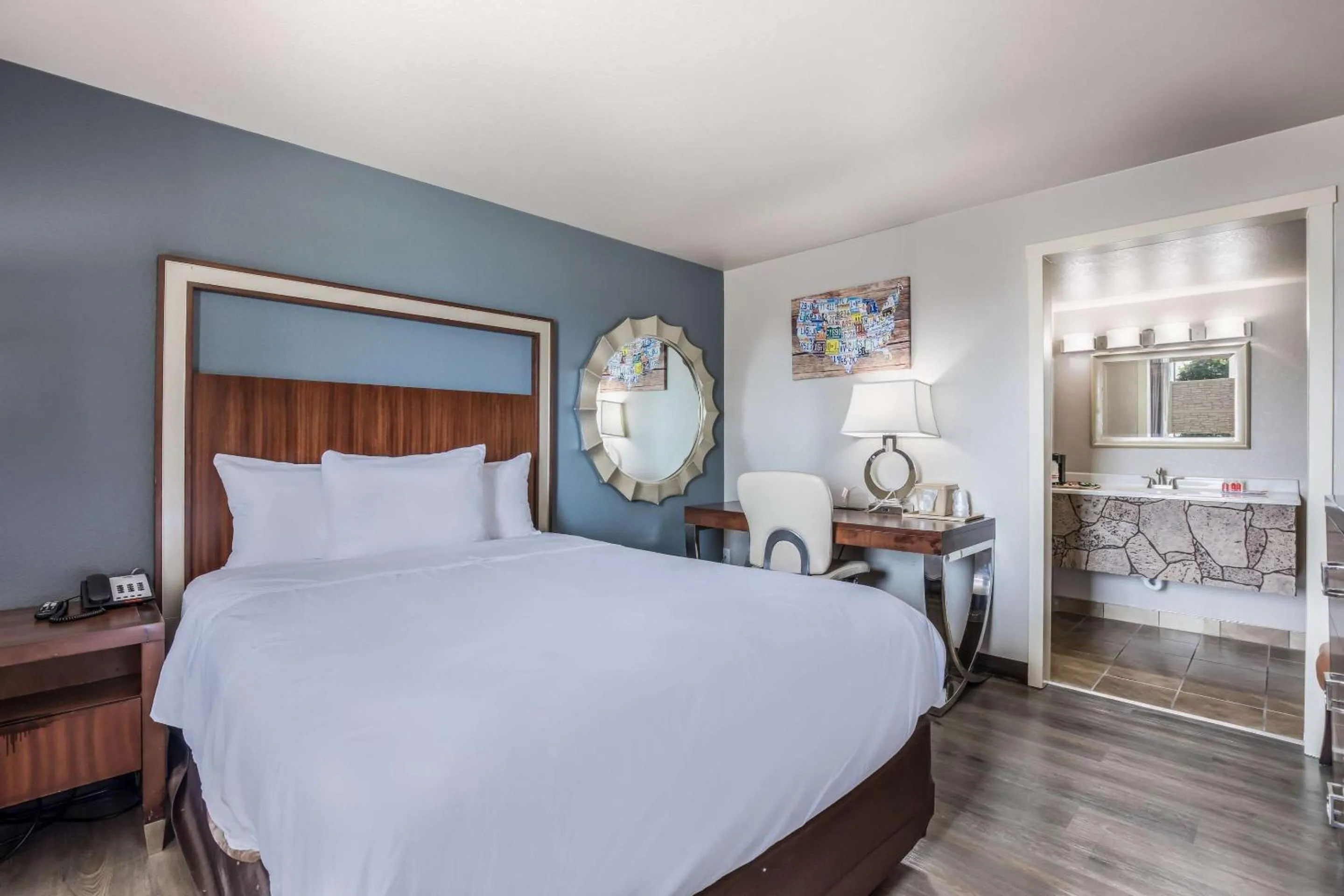 Bedroom, Bed in Econo Lodge Neenah