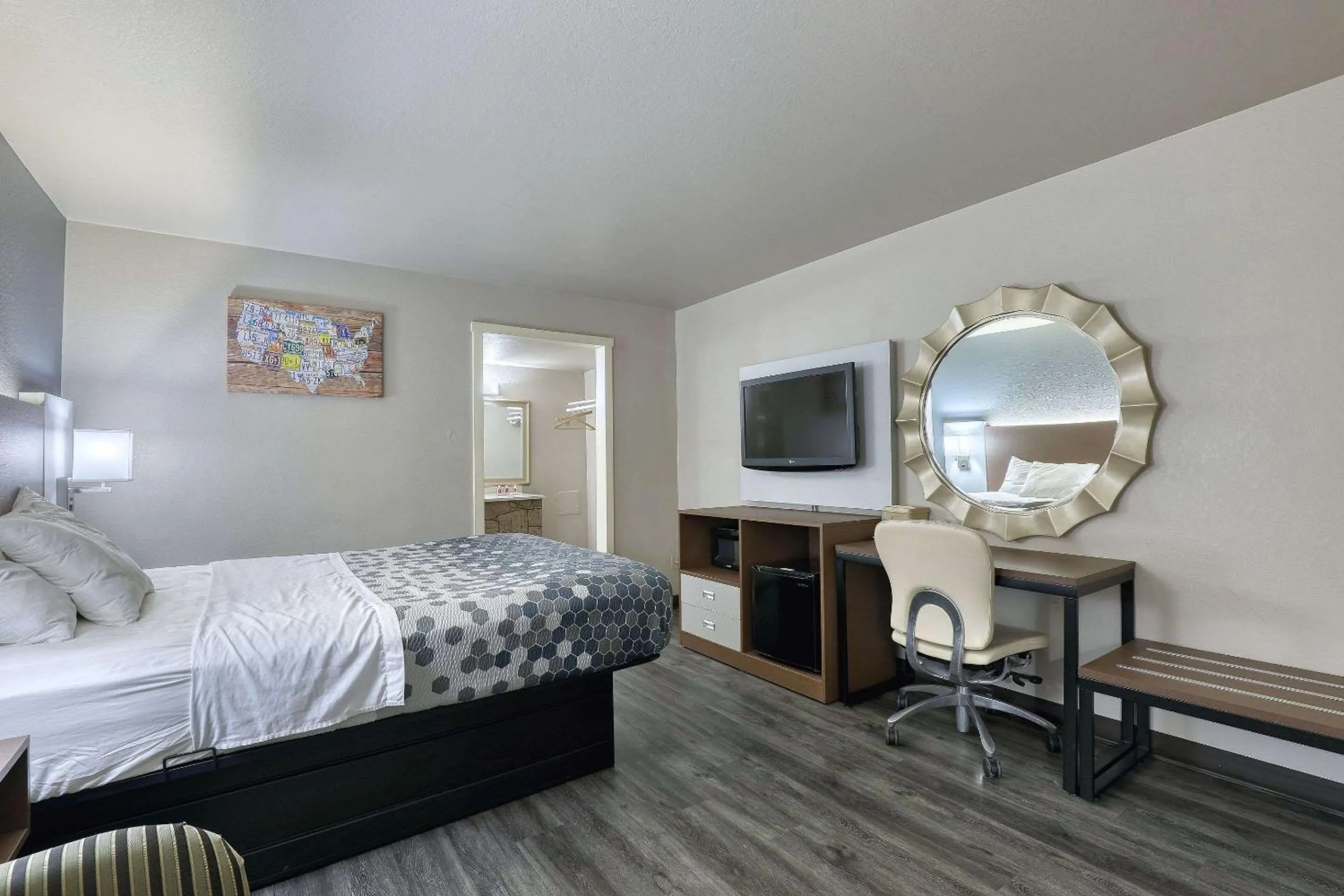 Bedroom, Bed in Econo Lodge Neenah