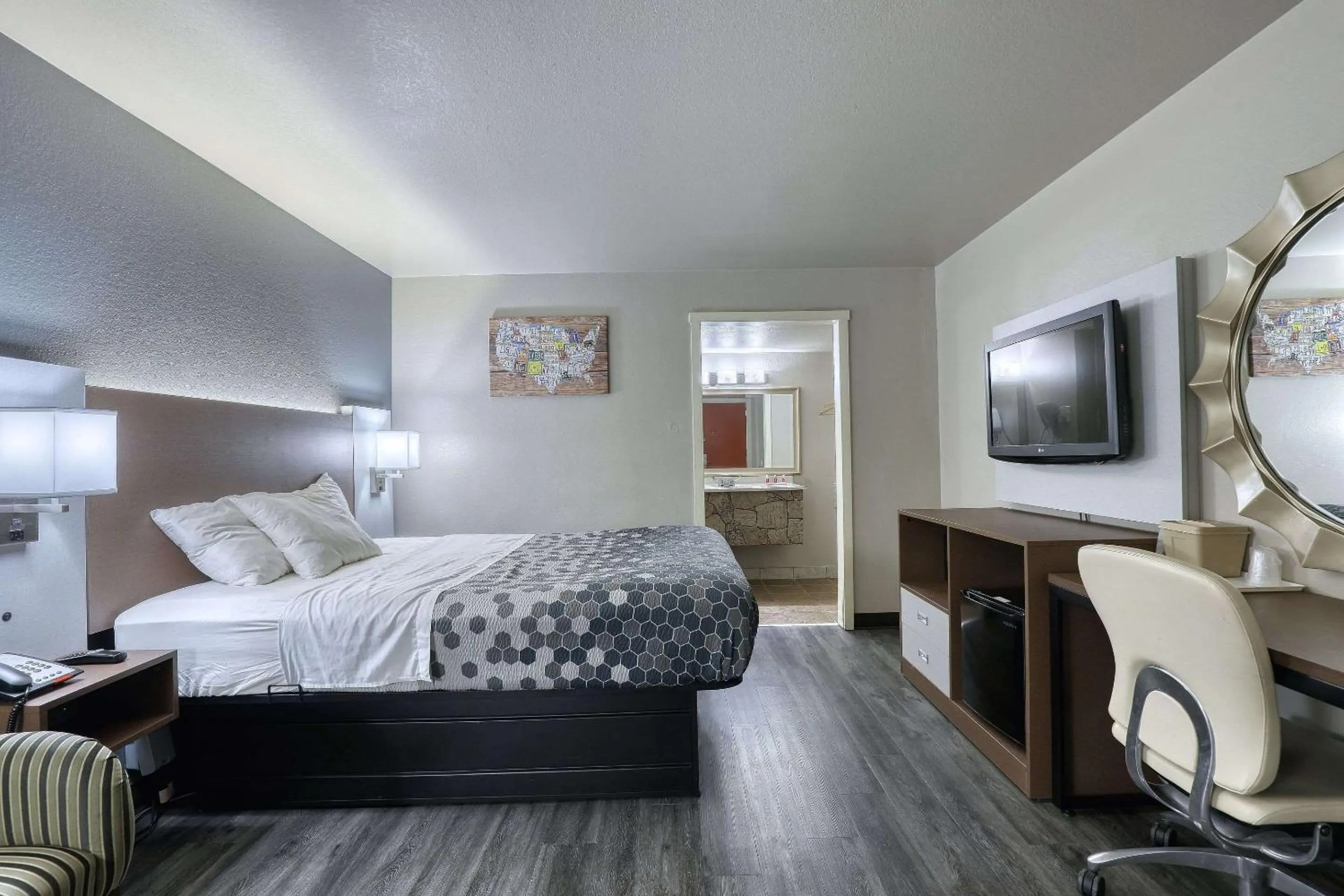 Bedroom, Bed in Econo Lodge Neenah