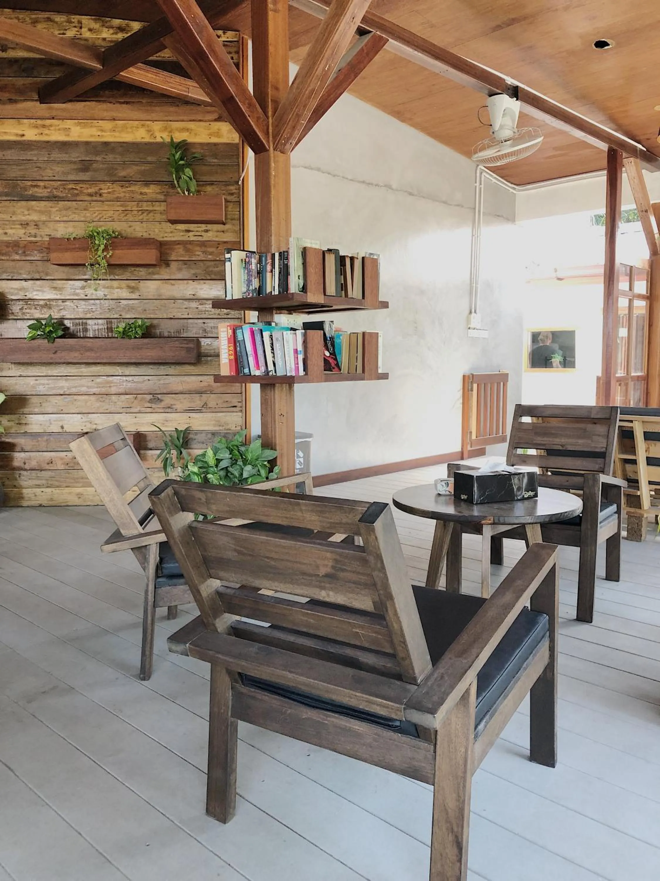 Lounge or bar in The Reef Hotel & Studios