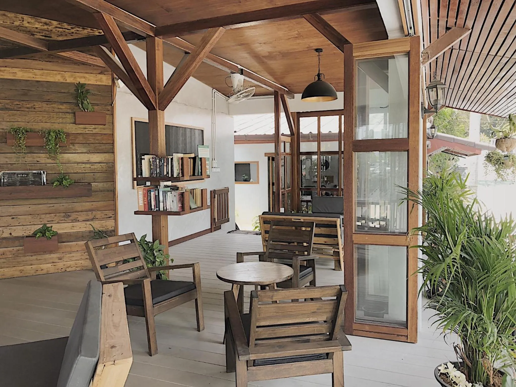 Lounge or bar in The Reef Hotel & Studios