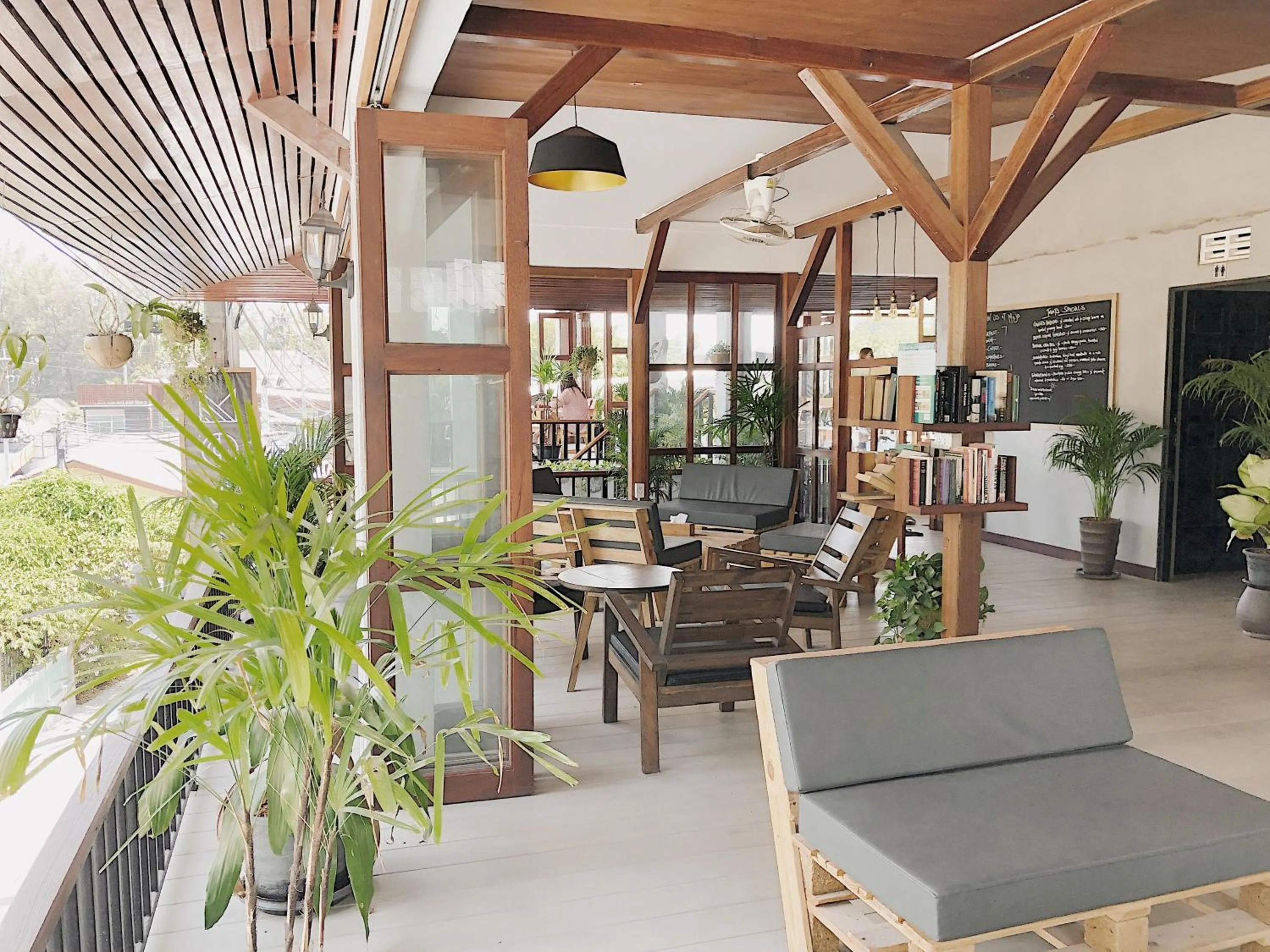 Lounge or bar in The Reef Hotel & Studios