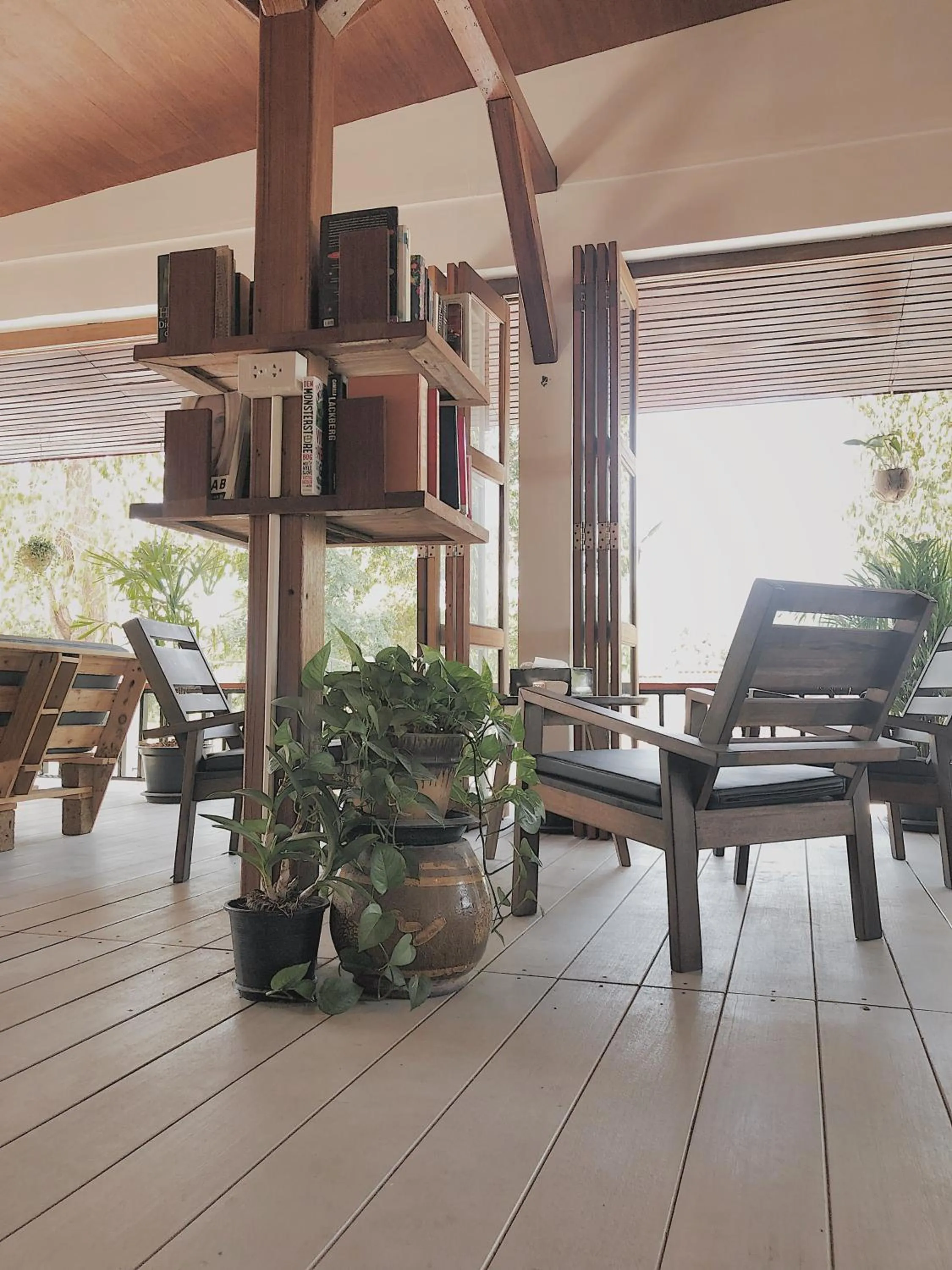 Lounge or bar in The Reef Hotel & Studios