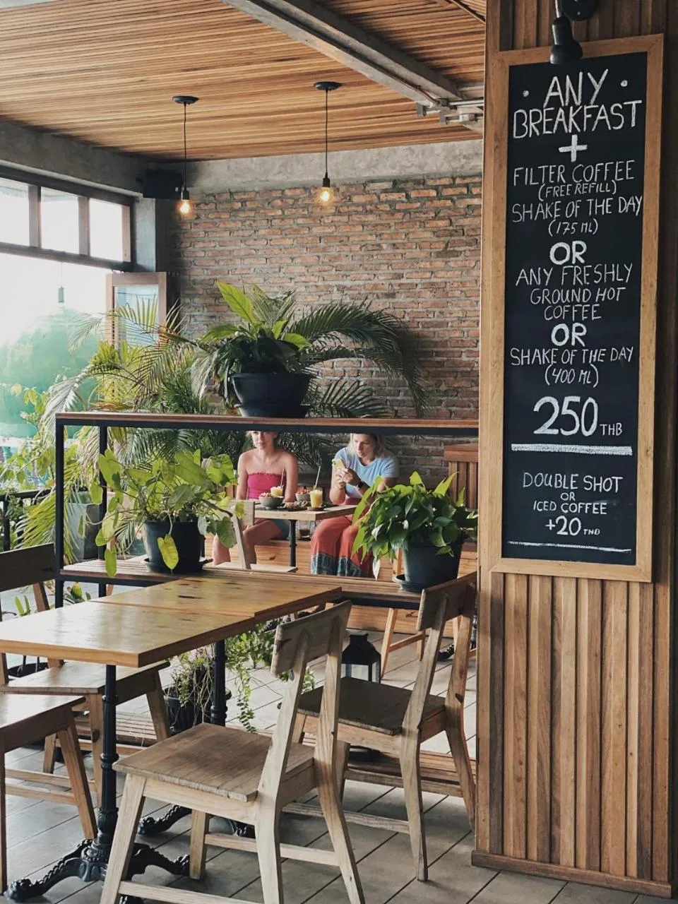 Restaurant/places to eat in The Reef Hotel & Studios