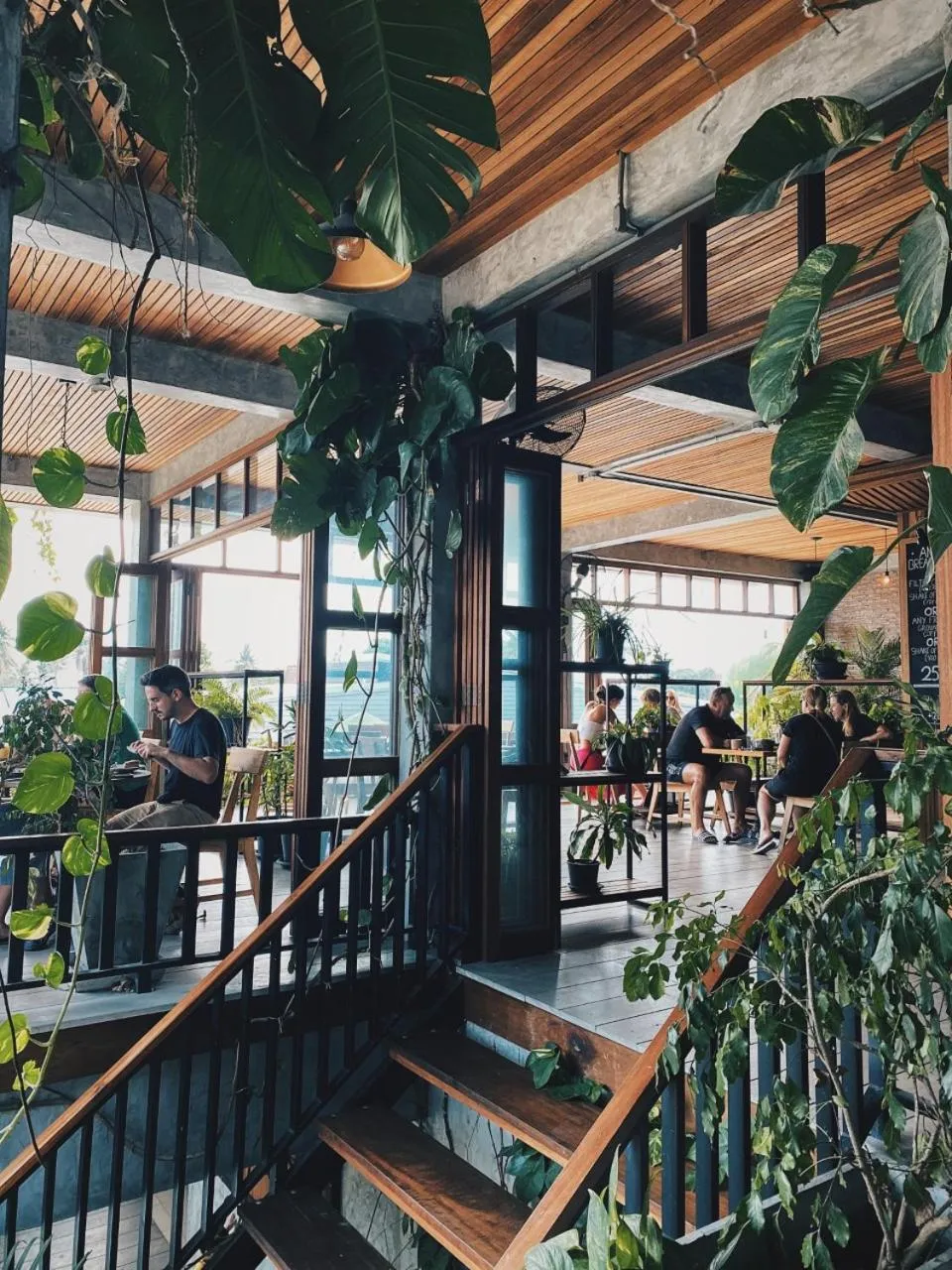 Restaurant/places to eat in The Reef Hotel & Studios