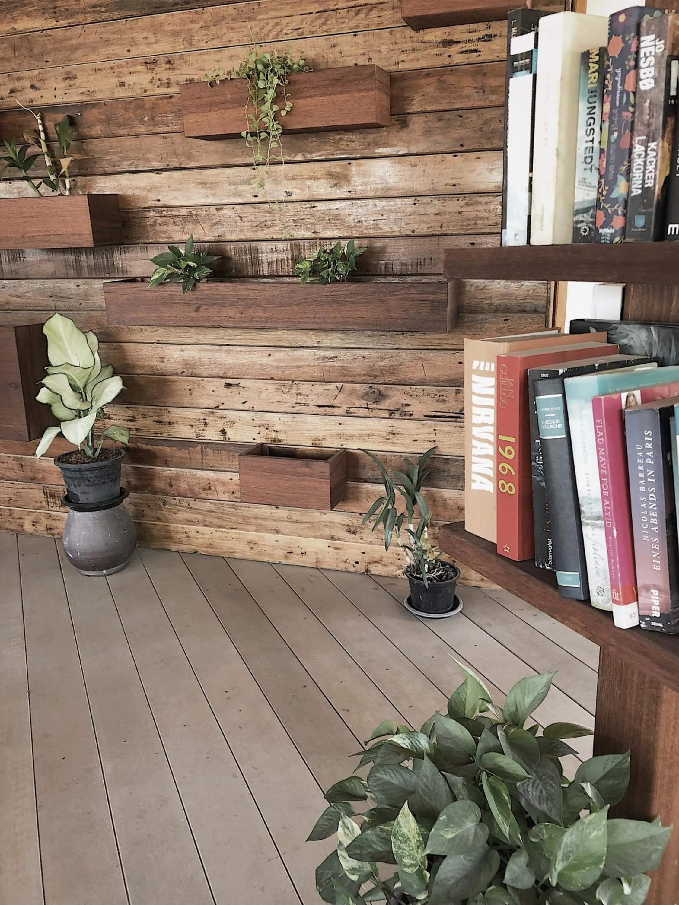 Lounge or bar in The Reef Hotel & Studios