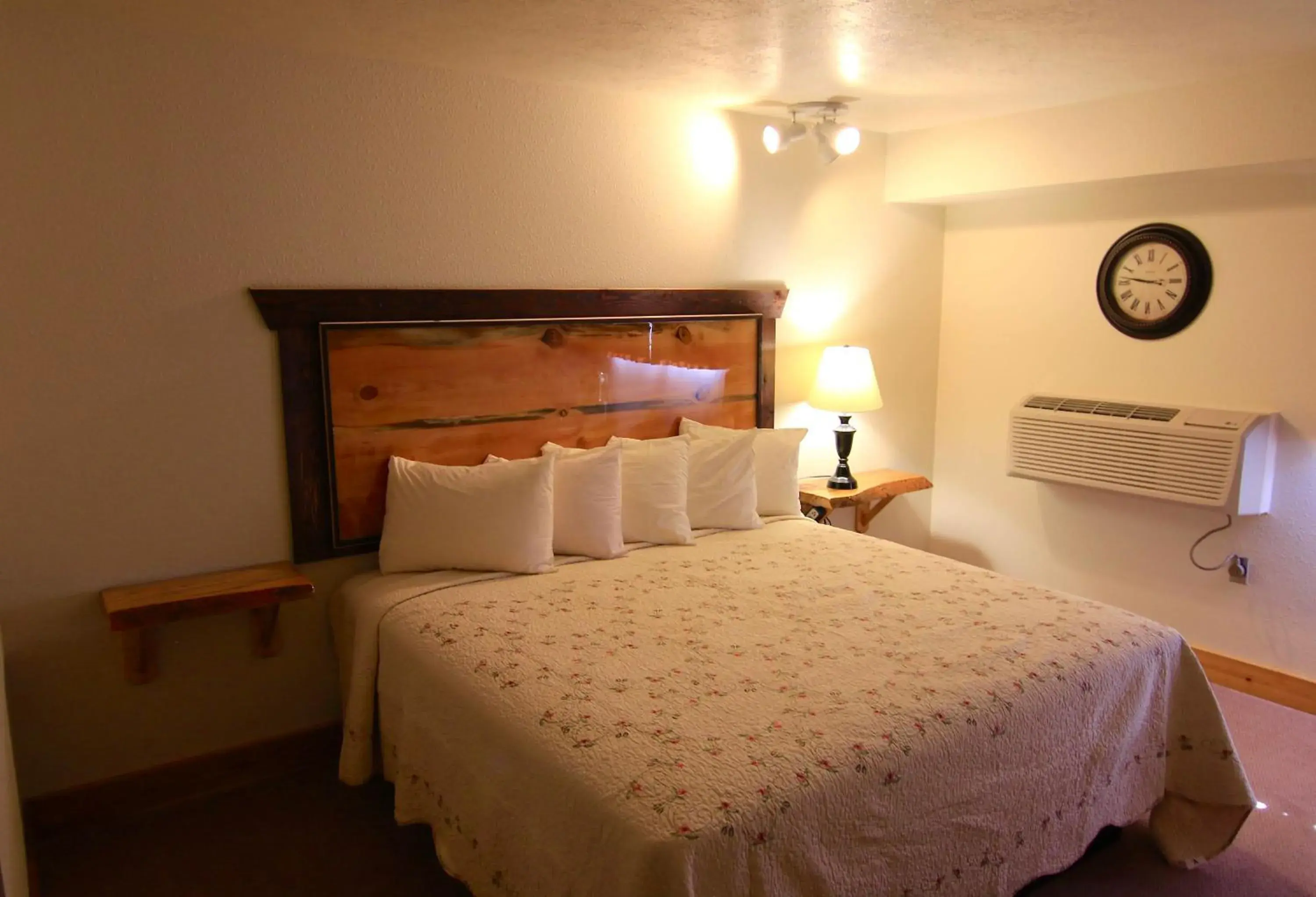 King Room in Yellowstone Village Inn and Suites King Room in Yellowstone Village Inn and Suites