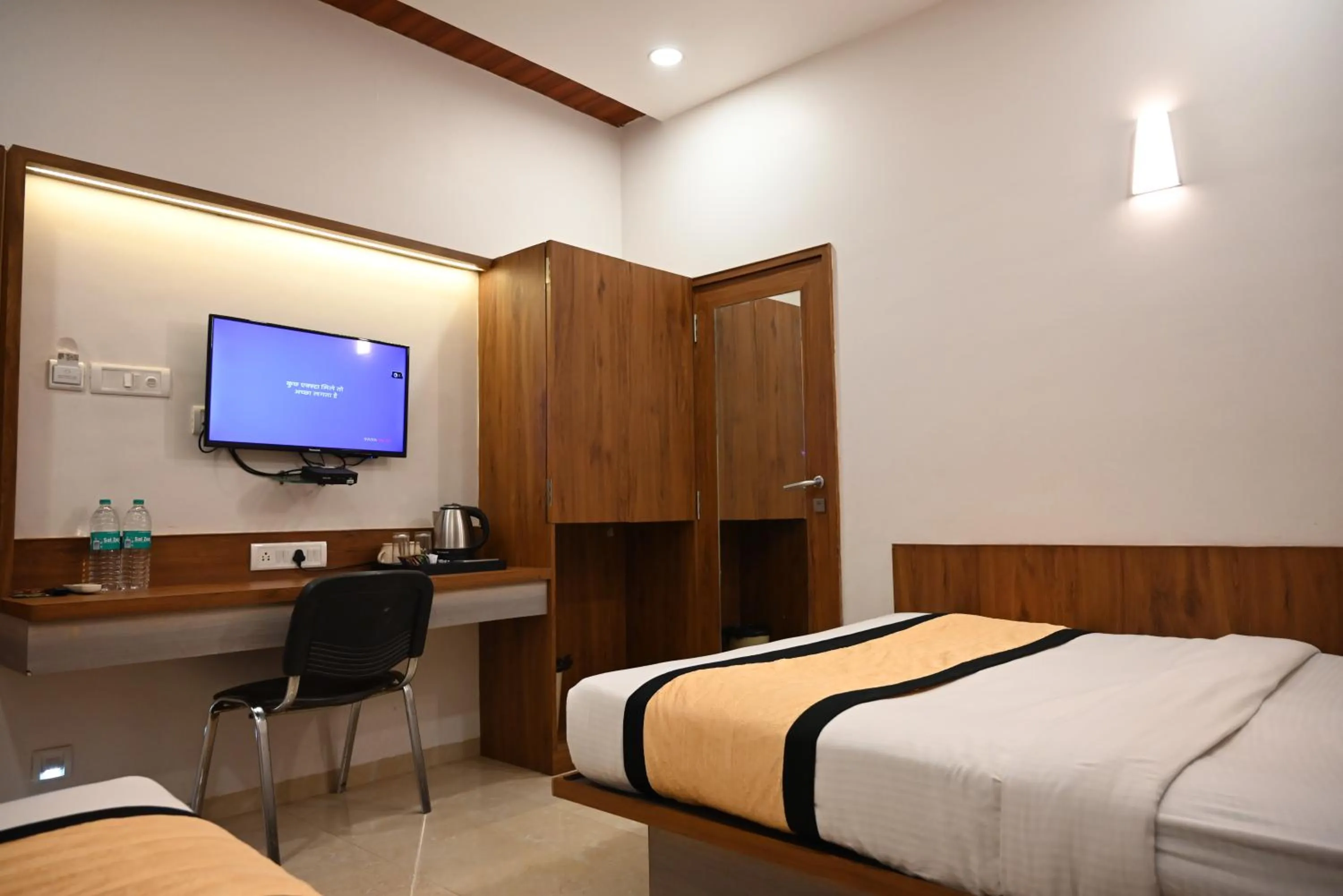 Property building, Bed in Hotel Shradha Saburi Palace