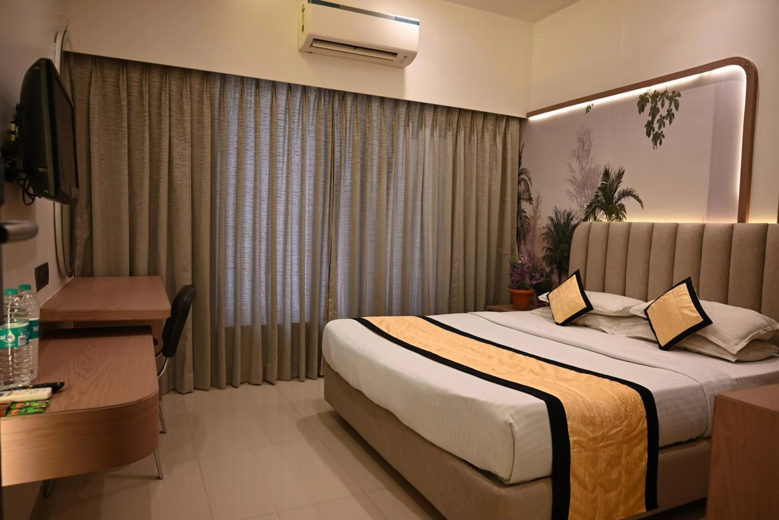 Property building, Bed in Hotel Shradha Saburi Palace