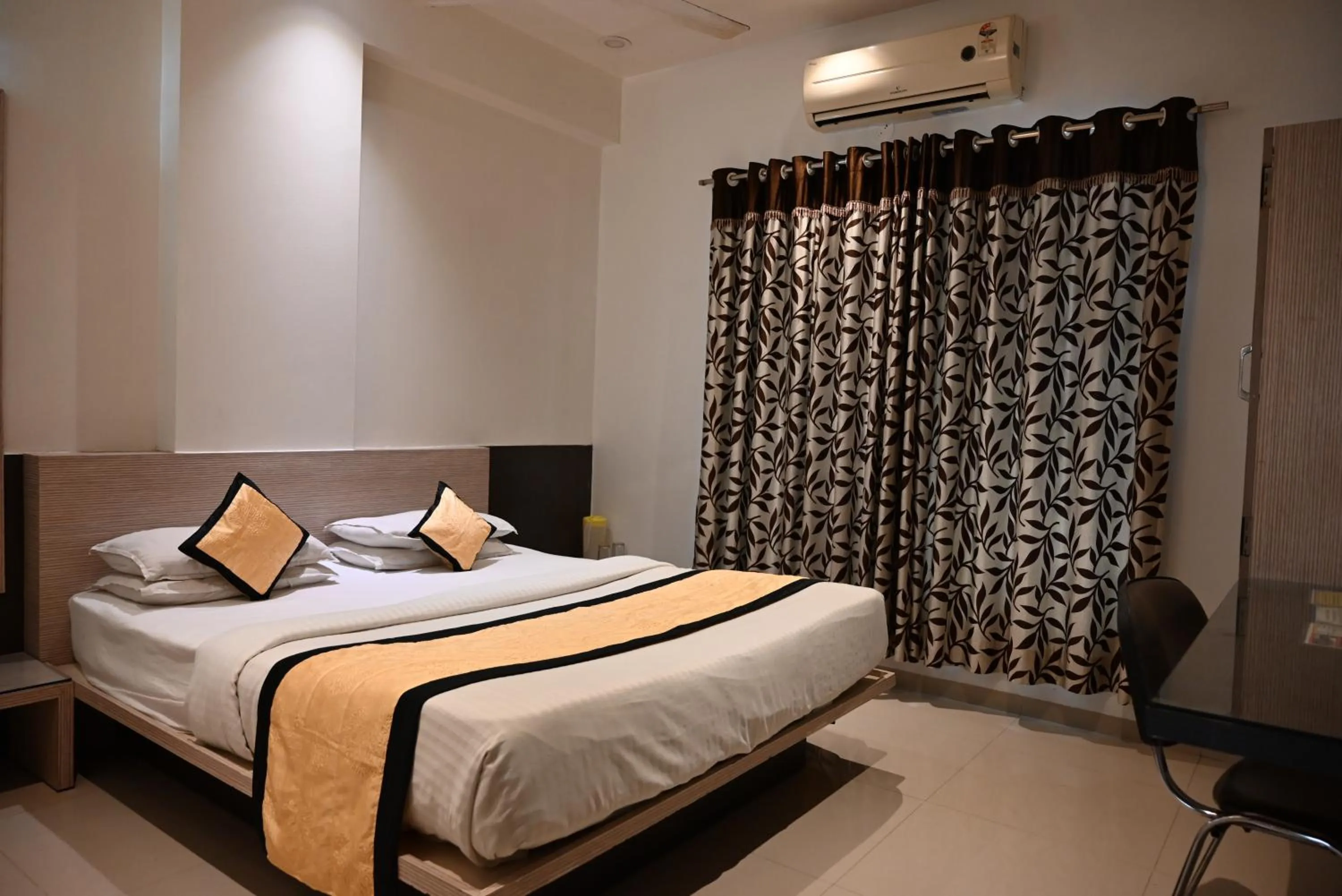 Property building, Bed in Hotel Shradha Saburi Palace