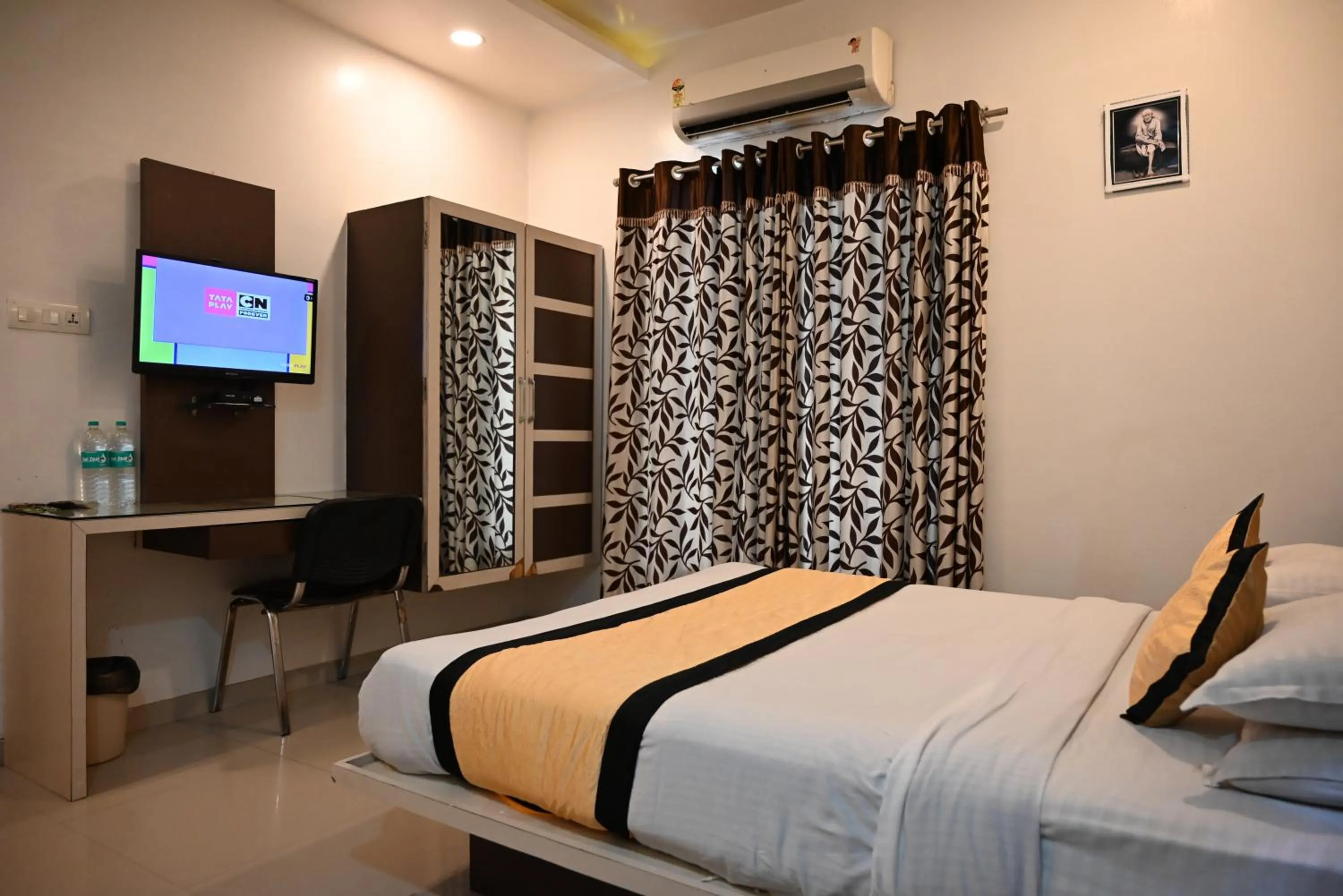 Property building, Bed in Hotel Shradha Saburi Palace