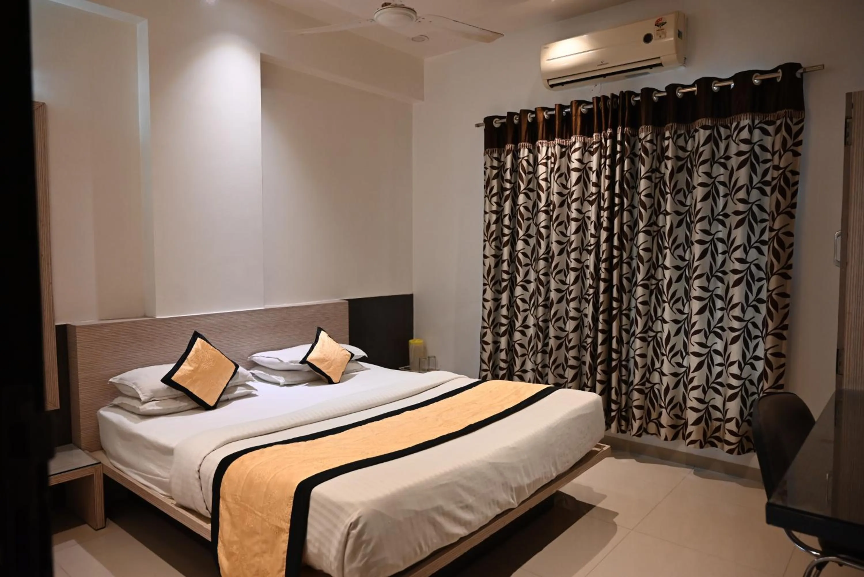 Property building, Bed in Hotel Shradha Saburi Palace