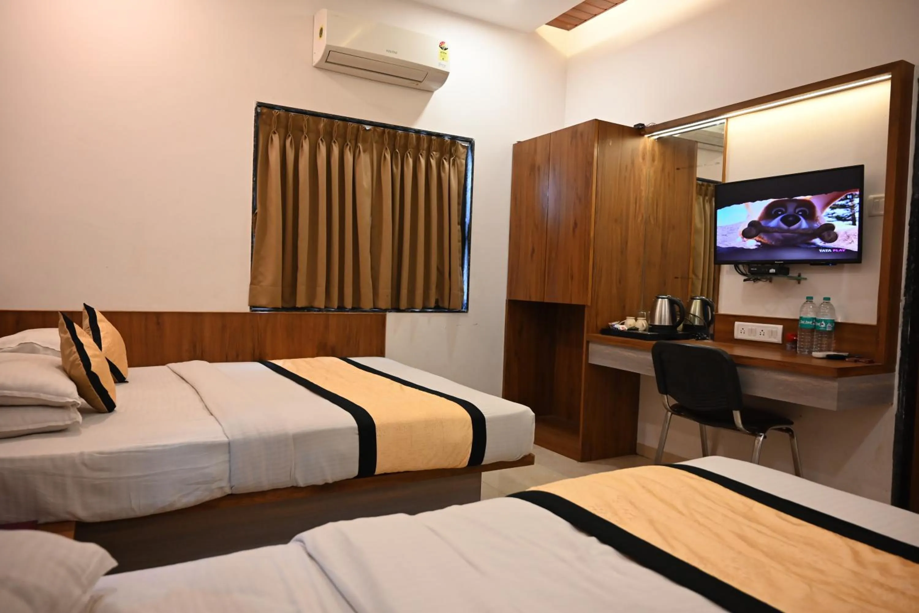 Property building, Bed in Hotel Shradha Saburi Palace