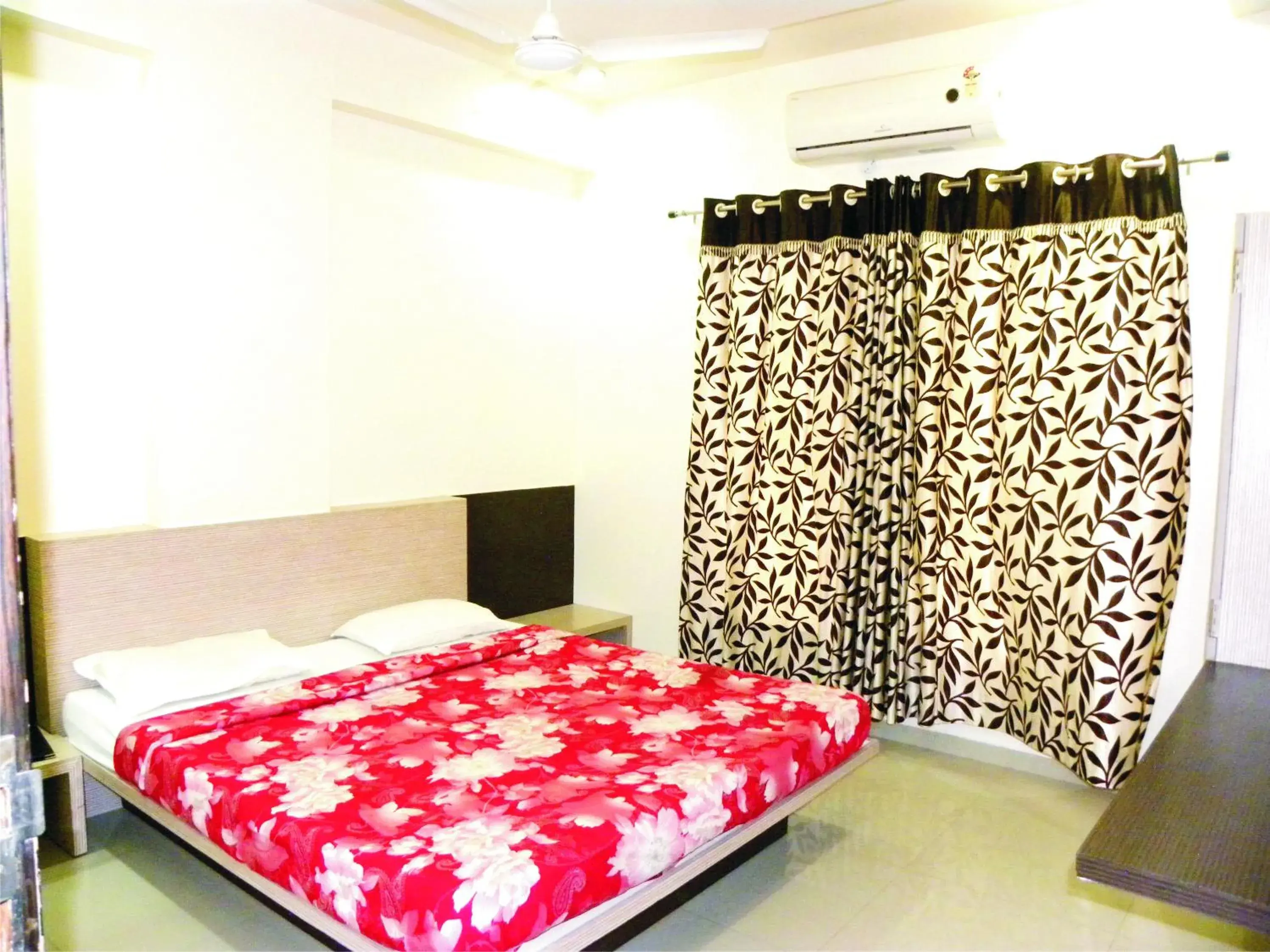 Deluxe Double Room with Fan in Hotel Shradha Saburi Palace Deluxe Double Room with Fan in Hotel Shradha Saburi Palace
