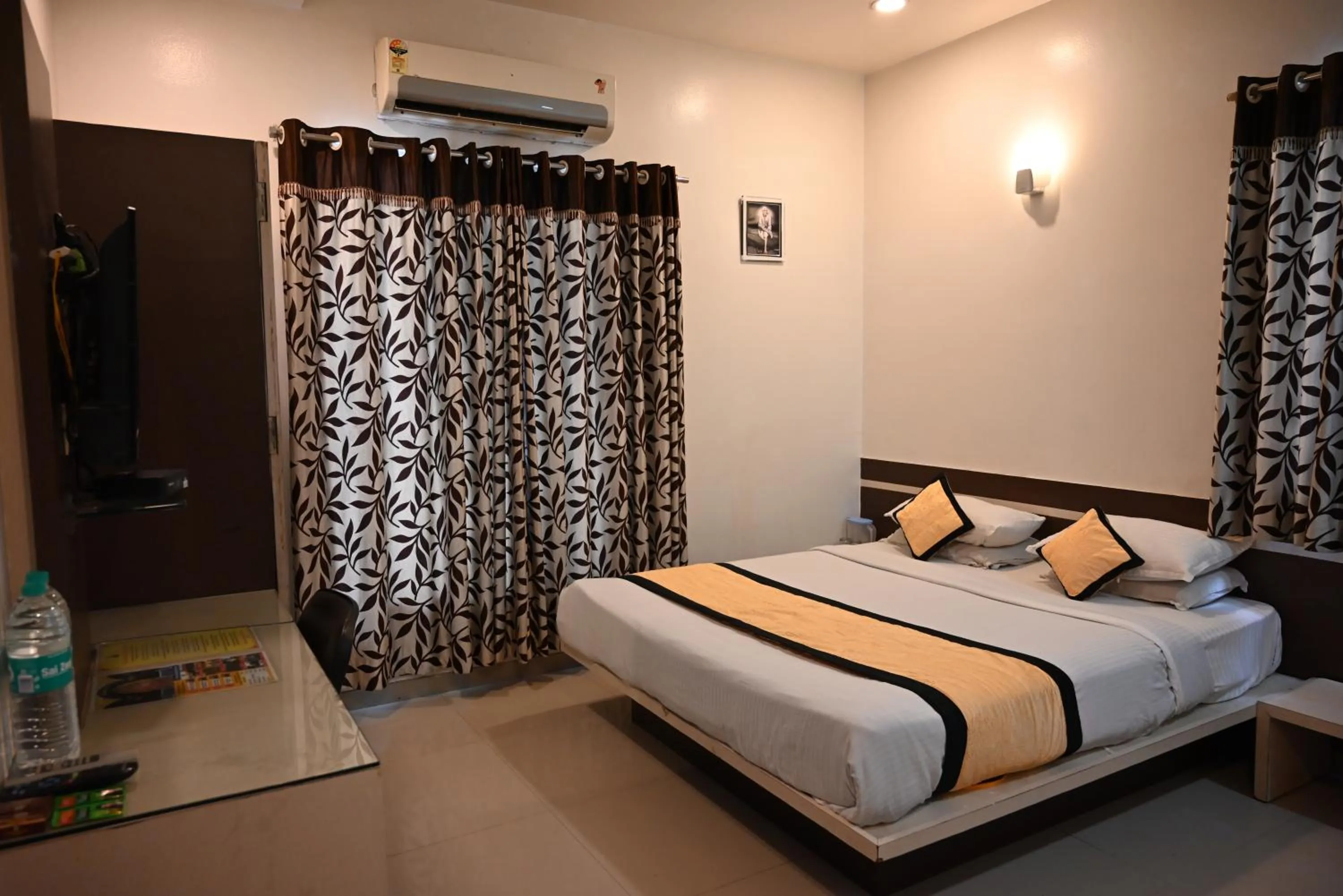 Property building, Bed in Hotel Shradha Saburi Palace