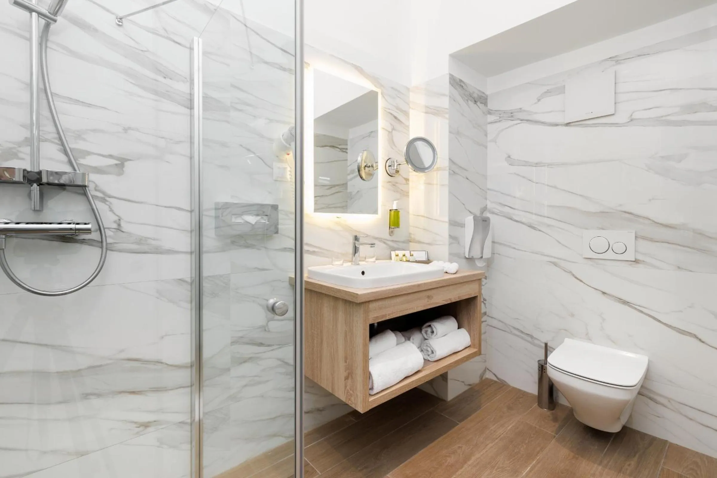 Shower in Anna Grand Hotel