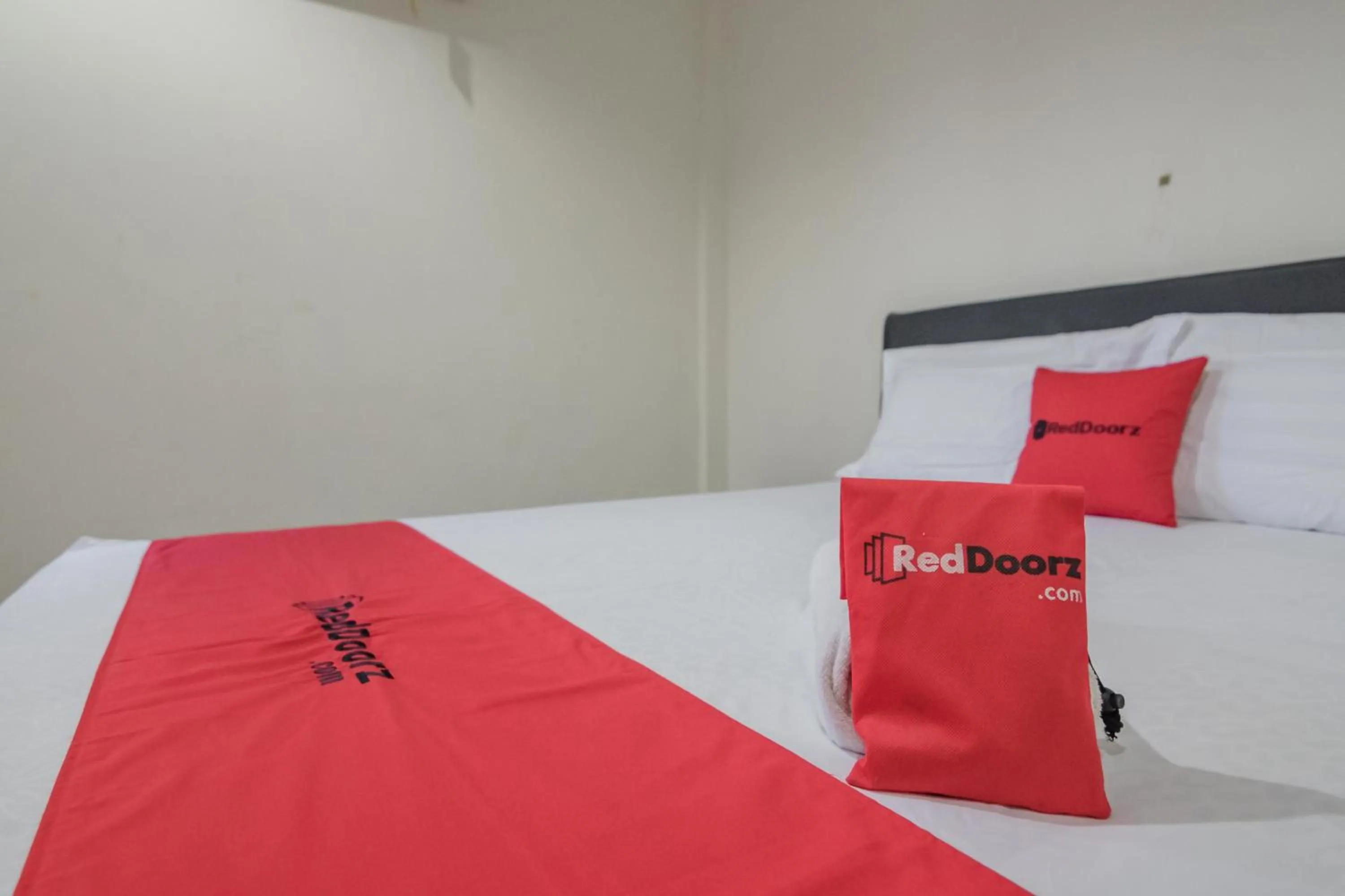 Bedroom, Bed in RedDoorz Syariah near Jamtos Jambi