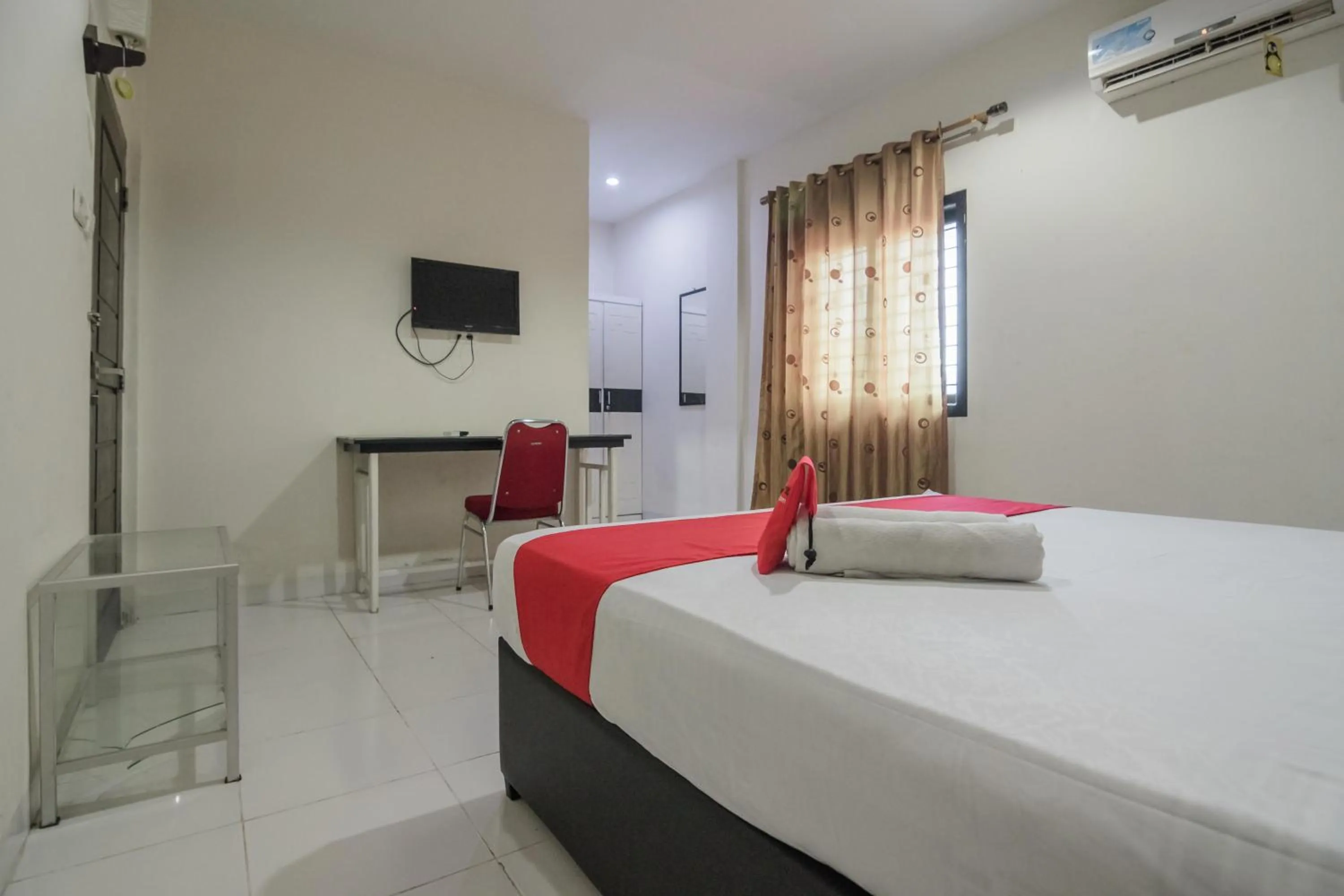 Bed in RedDoorz Syariah near Jamtos Jambi