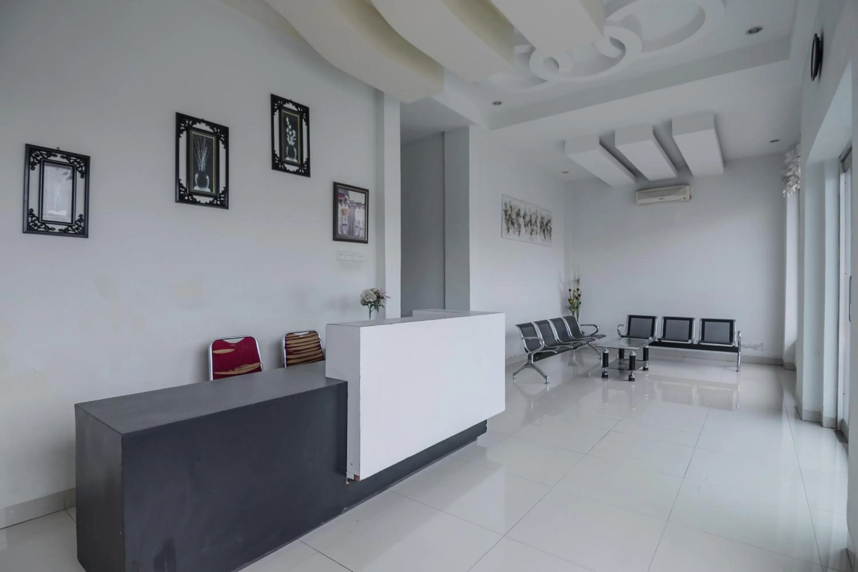 Lobby or reception in RedDoorz Syariah near Jamtos Jambi